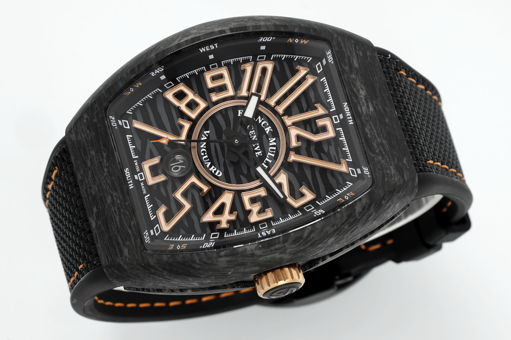 ABF 最新款 法穆兰Vanguard系列(FRANCK MULLER Vanguard)
• 外观设计:酒桶型表壳,造型独特辨识度高;碳纤维表壳轻盈且具科技感、时尚感;彩色立体数字时标搭配个性表盘布局,打破常规,视觉冲击力强。45MM尺寸 弧形三明治表壳设计更贴合手腕 佩戴舒适 大气
• 材质工艺:表壳碳纤维材质,强度高、重量轻;表带为编织材质配彩色缝线,舒适又具潮流感;表冠等细节有品牌标识,彰显工艺与品质。采用ETA2824型号机芯 走时精准稳定耐用
• 功能与夜光:具备基础计时功能,部分可能有复杂功能;瑞士超级夜光效果独特,黑暗中表壳和指针等发光,既实用又增添炫酷氛围 。
• 品牌价值:法穆兰是高端制表品牌,该系列传承品牌基因,兼具设计、工艺与品牌溢价,是身份与品味象征。