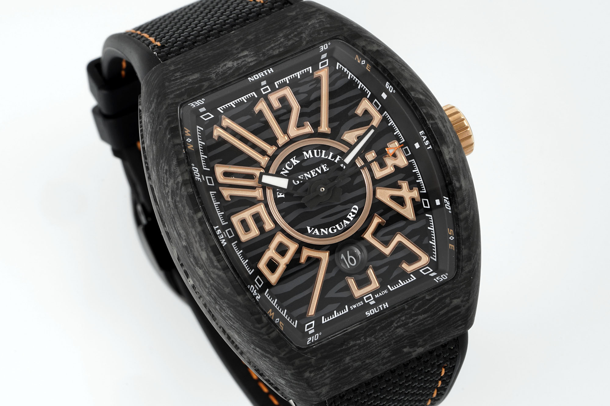 ABF 最新款 法穆兰Vanguard系列(FRANCK MULLER Vanguard)
• 外观设计:酒桶型表壳,造型独特辨识度高;碳纤维表壳轻盈且具科技感、时尚感;彩色立体数字时标搭配个性表盘布局,打破常规,视觉冲击力强。45MM尺寸 弧形三明治表壳设计更贴合手腕 佩戴舒适 大气
• 材质工艺:表壳碳纤维材质,强度高、重量轻;表带为编织材质配彩色缝线,舒适又具潮流感;表冠等细节有品牌标识,彰显工艺与品质。采用ETA2824型号机芯 走时精准稳定耐用
• 功能与夜光:具备基础计时功能,部分可能有复杂功能;瑞士超级夜光效果独特,黑暗中表壳和指针等发光,既实用又增添炫酷氛围 。
• 品牌价值:法穆兰是高端制表品牌,该系列传承品牌基因,兼具设计、工艺与品牌溢价,是身份与品味象征。