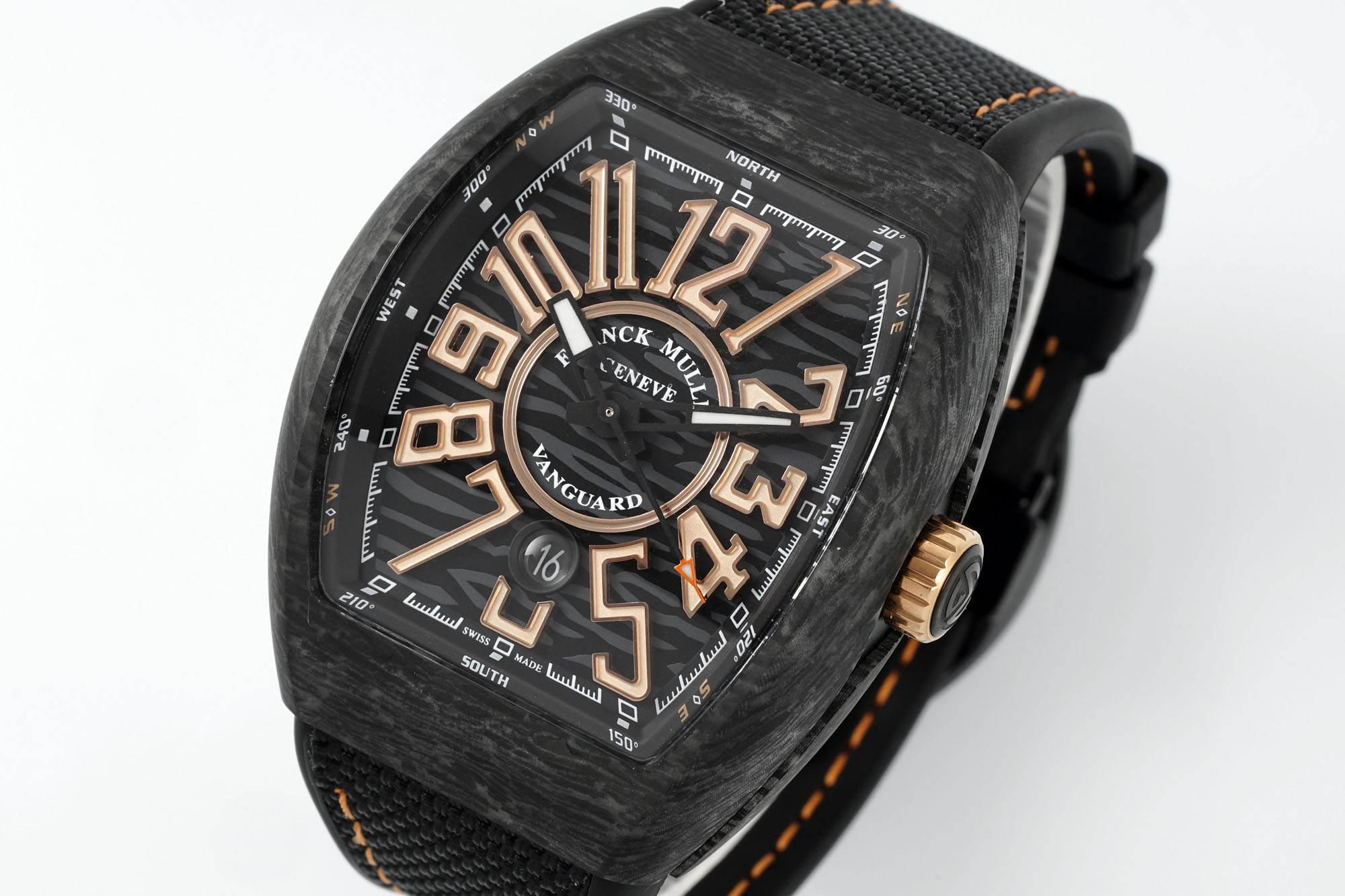 ABF 最新款 法穆兰Vanguard系列(FRANCK MULLER Vanguard)
• 外观设计:酒桶型表壳,造型独特辨识度高;碳纤维表壳轻盈且具科技感、时尚感;彩色立体数字时标搭配个性表盘布局,打破常规,视觉冲击力强。45MM尺寸 弧形三明治表壳设计更贴合手腕 佩戴舒适 大气
• 材质工艺:表壳碳纤维材质,强度高、重量轻;表带为编织材质配彩色缝线,舒适又具潮流感;表冠等细节有品牌标识,彰显工艺与品质。采用ETA2824型号机芯 走时精准稳定耐用
• 功能与夜光:具备基础计时功能,部分可能有复杂功能;瑞士超级夜光效果独特,黑暗中表壳和指针等发光,既实用又增添炫酷氛围 。
• 品牌价值:法穆兰是高端制表品牌,该系列传承品牌基因,兼具设计、工艺与品牌溢价,是身份与品味象征。