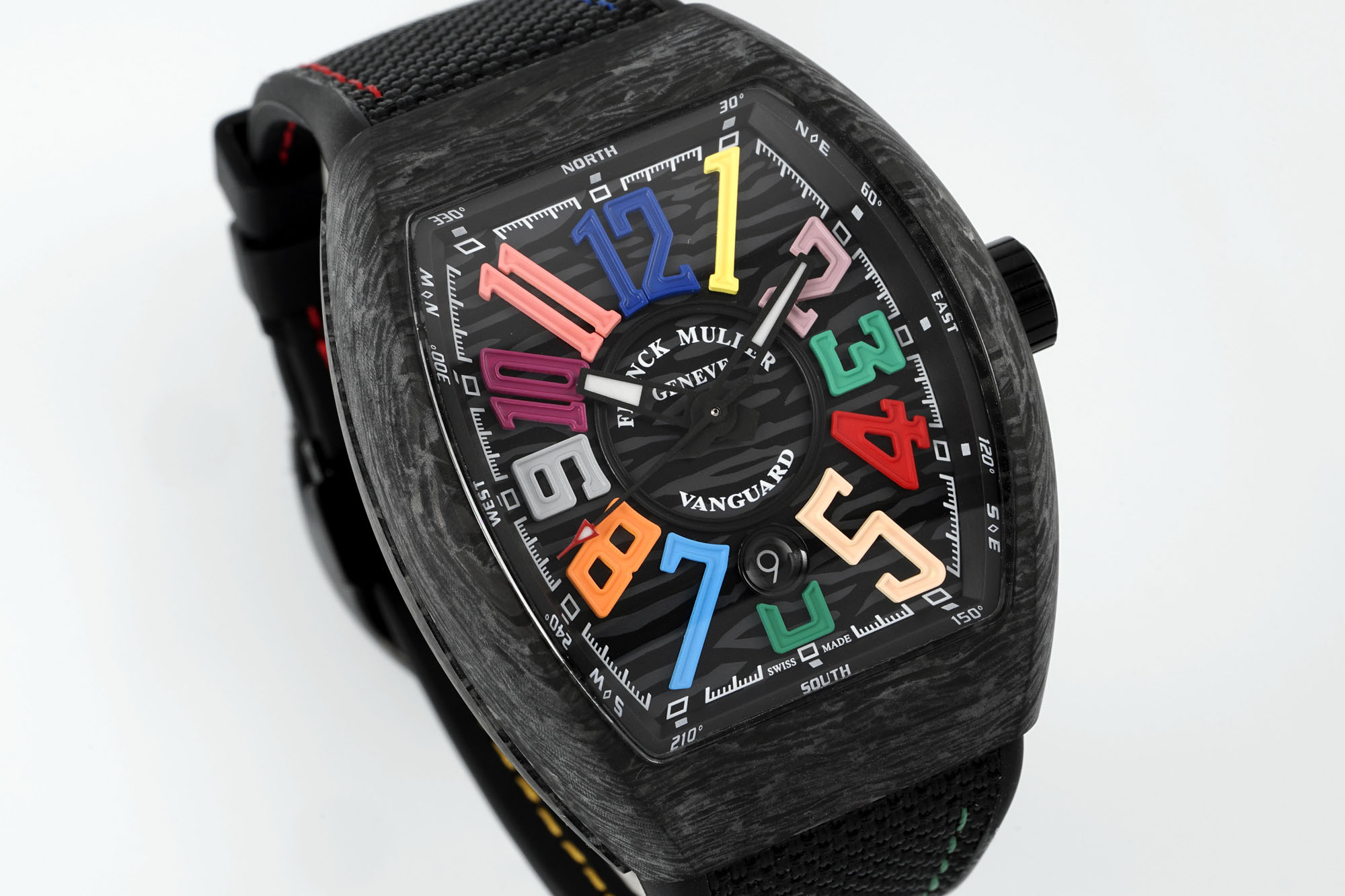 ABF 最新款 法穆兰Vanguard系列（FRANCK MULLER Vanguard） 
  •	外观设计：酒桶型表壳，造型独特辨识度高；碳纤维表壳轻盈且具科技感、时尚感；彩色立体数字时标搭配个性表盘布局，打破常规，视觉冲击力强。45MM尺寸 弧形三明治表壳设计更贴合手腕 佩戴舒适 大气
  •	材质工艺：表壳碳纤维材质，强度高、重量轻；表带为编织材质配彩色缝线，舒适又具潮流感；表冠等细节有品牌标识，彰显工艺与品质。采用ETA2824型号机芯 走时精准稳定耐用  
 •	功能与夜光：具备基础计时功能，部分可能有复杂功能；瑞士超级夜光效果独特，黑暗中表壳和指针等发光，既实用又增添炫酷氛围 。
•	品牌价值：法穆兰是高端制表品牌，该系列传承品牌基因，兼具设计、工艺与品牌溢价，是身份与品味象征。