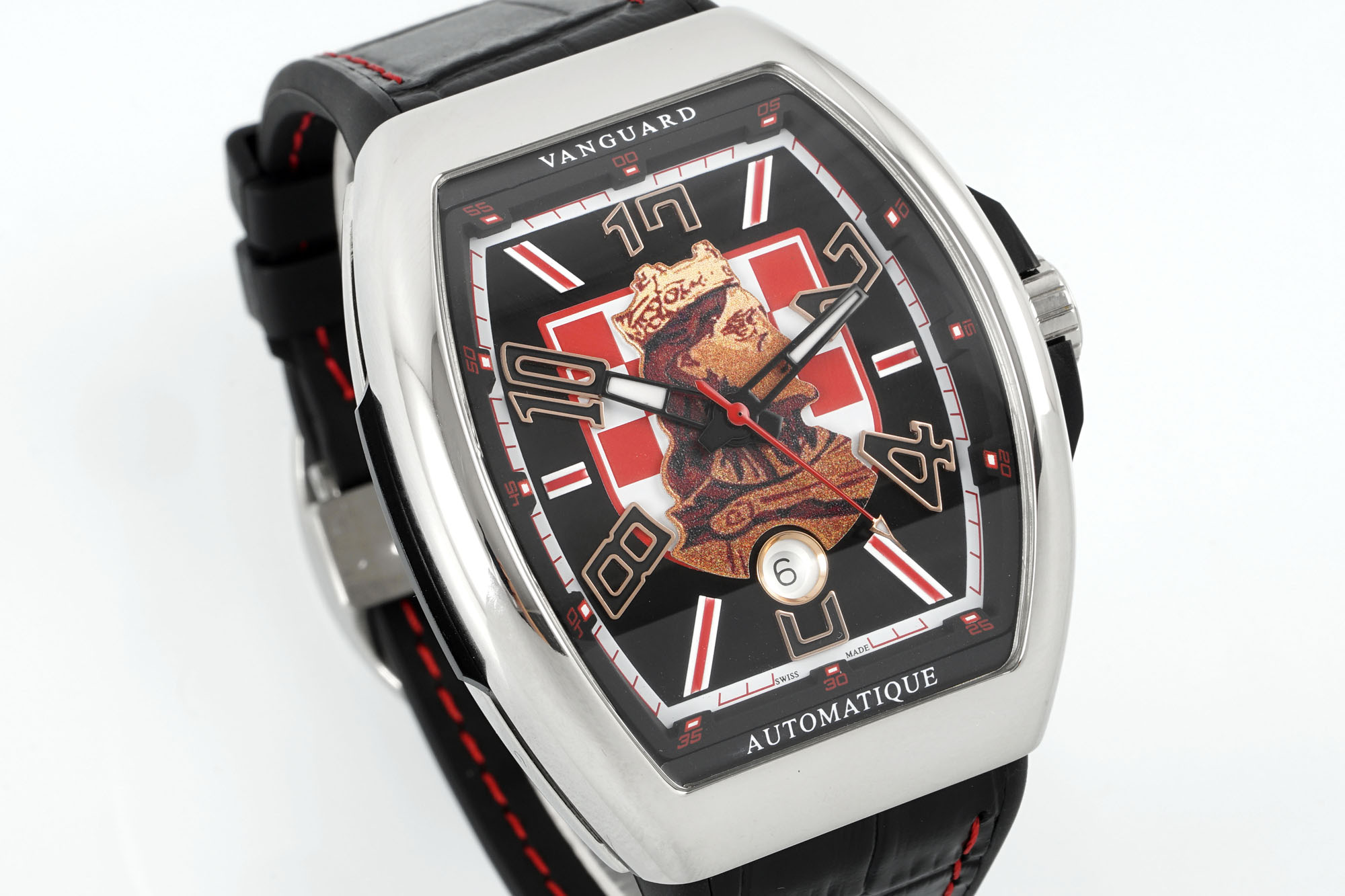 ABF 最新款 法穆兰Vanguard系列(FRANCK MULLER Vanguard)
• 外观设计:酒桶型表壳,造型独特辨识度高;碳纤维表壳轻盈且具科技感、时尚感;彩色立体数字时标搭配个性表盘布局,打破常规,视觉冲击力强。45MM尺寸 弧形三明治表壳设计更贴合手腕 佩戴舒适 大气
• 材质工艺:表壳碳纤维材质,强度高、重量轻;表带为编织材质配彩色缝线,舒适又具潮流感;表冠等细节有品牌标识,彰显工艺与品质。采用ETA2824型号机芯 走时精准稳定耐用
• 品牌价值:法穆兰是高端制表品牌,该系列传承品牌基因,兼具设计、工艺与品牌溢价,是身份与品味象征。