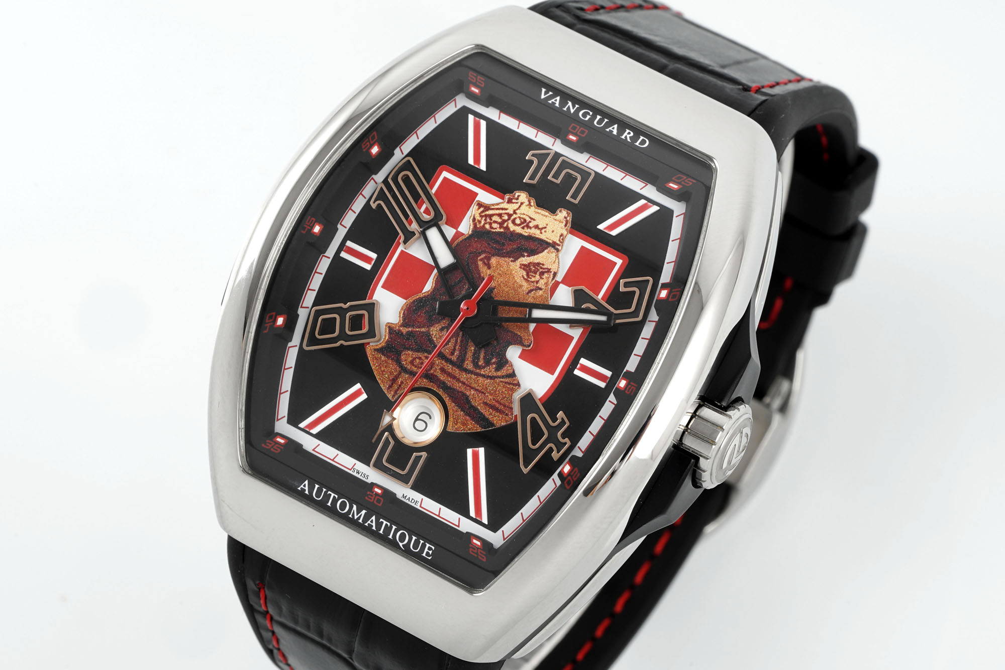 ABF 最新款 法穆兰Vanguard系列(FRANCK MULLER Vanguard)
• 外观设计:酒桶型表壳,造型独特辨识度高;碳纤维表壳轻盈且具科技感、时尚感;彩色立体数字时标搭配个性表盘布局,打破常规,视觉冲击力强。45MM尺寸 弧形三明治表壳设计更贴合手腕 佩戴舒适 大气
• 材质工艺:表壳碳纤维材质,强度高、重量轻;表带为编织材质配彩色缝线,舒适又具潮流感;表冠等细节有品牌标识,彰显工艺与品质。采用ETA2824型号机芯 走时精准稳定耐用
• 品牌价值:法穆兰是高端制表品牌,该系列传承品牌基因,兼具设计、工艺与品牌溢价,是身份与品味象征。