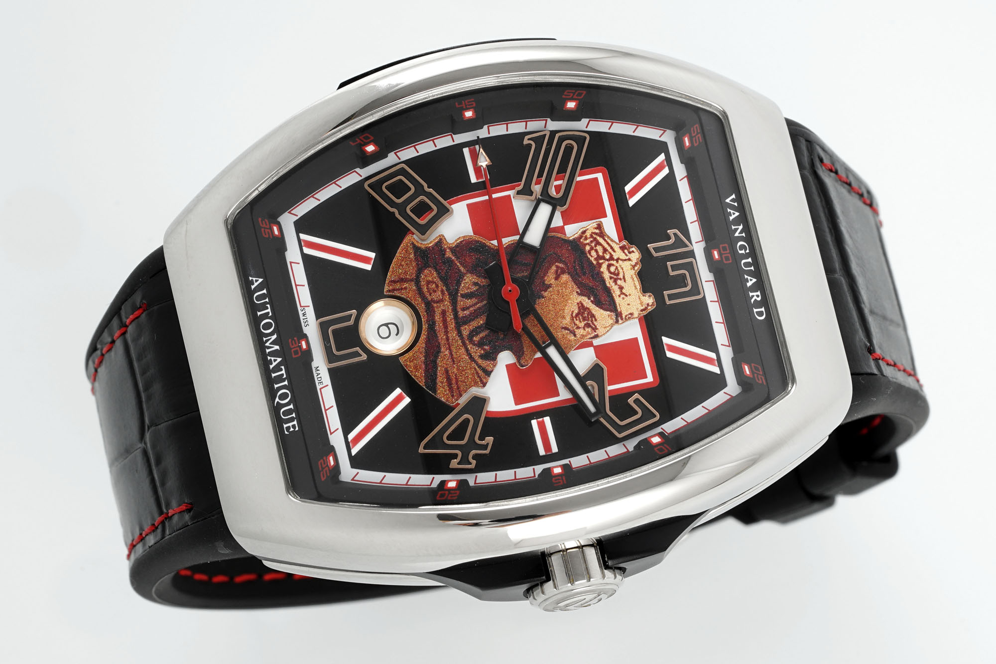 ABF 最新款 法穆兰Vanguard系列(FRANCK MULLER Vanguard)
• 外观设计:酒桶型表壳,造型独特辨识度高;碳纤维表壳轻盈且具科技感、时尚感;彩色立体数字时标搭配个性表盘布局,打破常规,视觉冲击力强。45MM尺寸 弧形三明治表壳设计更贴合手腕 佩戴舒适 大气
• 材质工艺:表壳碳纤维材质,强度高、重量轻;表带为编织材质配彩色缝线,舒适又具潮流感;表冠等细节有品牌标识,彰显工艺与品质。采用ETA2824型号机芯 走时精准稳定耐用
• 品牌价值:法穆兰是高端制表品牌,该系列传承品牌基因,兼具设计、工艺与品牌溢价,是身份与品味象征。