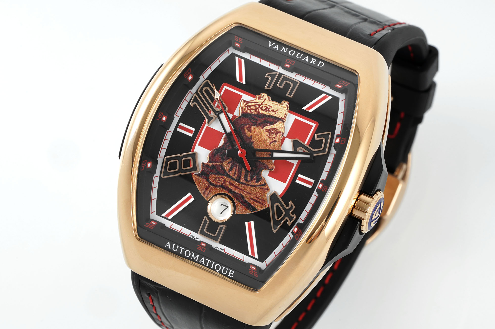 ABF 最新款 法穆兰Vanguard系列(FRANCK MULLER Vanguard)
• 外观设计:酒桶型表壳,造型独特辨识度高;碳纤维表壳轻盈且具科技感、时尚感;彩色立体数字时标搭配个性表盘布局,打破常规,视觉冲击力强。45MM尺寸 弧形三明治表壳设计更贴合手腕 佩戴舒适 大气
• 材质工艺:表壳碳纤维材质,强度高、重量轻;表带为编织材质配彩色缝线,舒适又具潮流感;表冠等细节有品牌标识,彰显工艺与品质。采用ETA2824型号机芯 走时精准稳定耐用
• 品牌价值:法穆兰是高端制表品牌,该系列传承品牌基因,兼具设计、工艺与品牌溢价,是身份与品味象征。