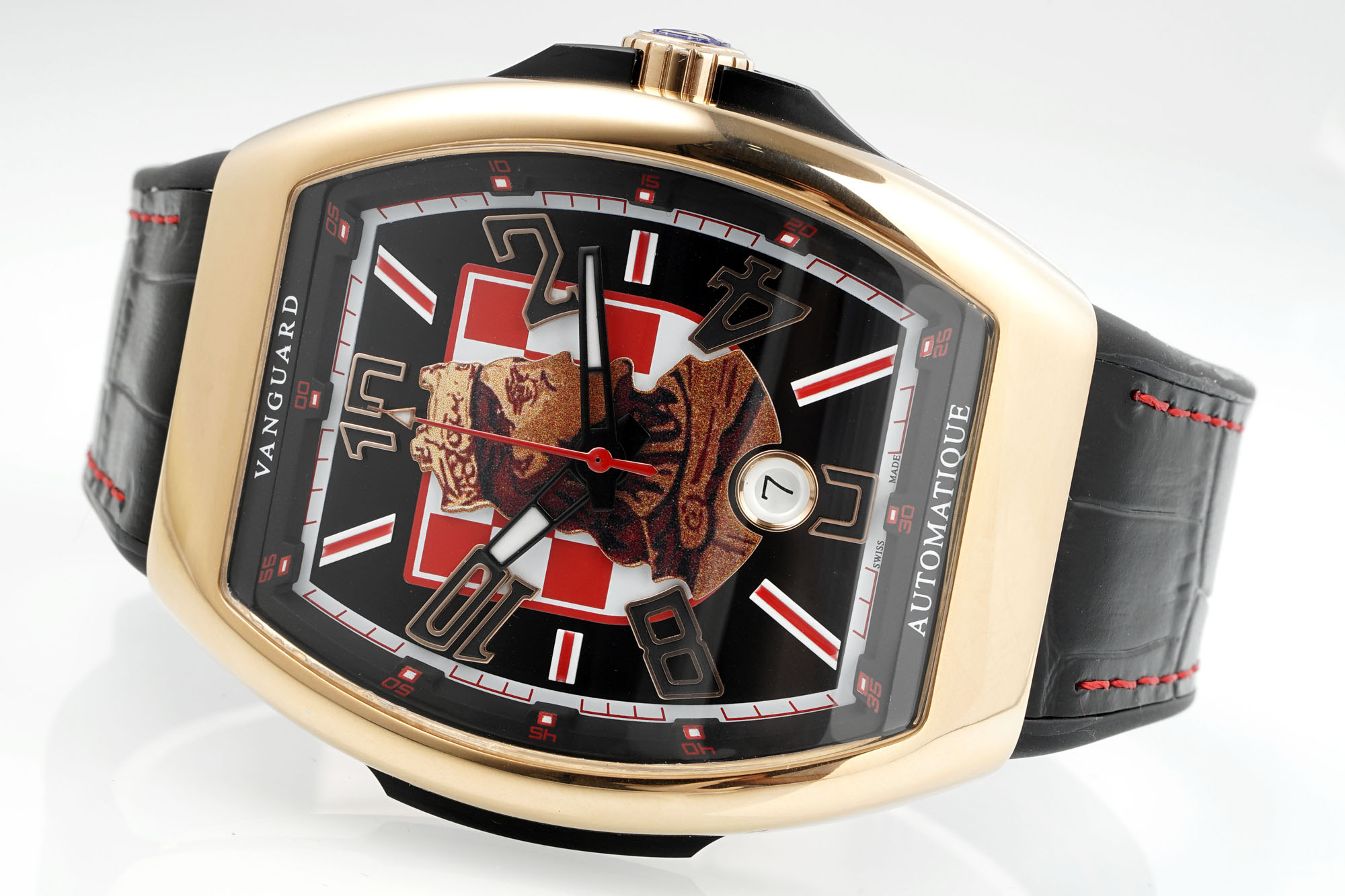 ABF 最新款 法穆兰Vanguard系列(FRANCK MULLER Vanguard)
• 外观设计:酒桶型表壳,造型独特辨识度高;碳纤维表壳轻盈且具科技感、时尚感;彩色立体数字时标搭配个性表盘布局,打破常规,视觉冲击力强。45MM尺寸 弧形三明治表壳设计更贴合手腕 佩戴舒适 大气
• 材质工艺:表壳碳纤维材质,强度高、重量轻;表带为编织材质配彩色缝线,舒适又具潮流感;表冠等细节有品牌标识,彰显工艺与品质。采用ETA2824型号机芯 走时精准稳定耐用
• 品牌价值:法穆兰是高端制表品牌,该系列传承品牌基因,兼具设计、工艺与品牌溢价,是身份与品味象征。