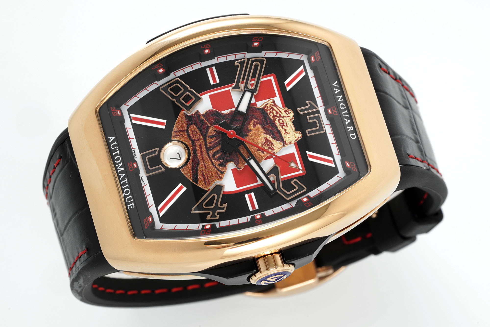ABF 最新款 法穆兰Vanguard系列(FRANCK MULLER Vanguard)
• 外观设计:酒桶型表壳,造型独特辨识度高;碳纤维表壳轻盈且具科技感、时尚感;彩色立体数字时标搭配个性表盘布局,打破常规,视觉冲击力强。45MM尺寸 弧形三明治表壳设计更贴合手腕 佩戴舒适 大气
• 材质工艺:表壳碳纤维材质,强度高、重量轻;表带为编织材质配彩色缝线,舒适又具潮流感;表冠等细节有品牌标识,彰显工艺与品质。采用ETA2824型号机芯 走时精准稳定耐用
• 品牌价值:法穆兰是高端制表品牌,该系列传承品牌基因,兼具设计、工艺与品牌溢价,是身份与品味象征。