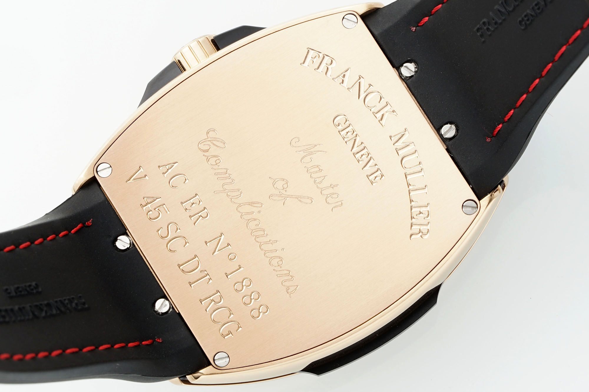 ABF 最新款 法穆兰Vanguard系列(FRANCK MULLER Vanguard)
• 外观设计:酒桶型表壳,造型独特辨识度高;碳纤维表壳轻盈且具科技感、时尚感;彩色立体数字时标搭配个性表盘布局,打破常规,视觉冲击力强。45MM尺寸 弧形三明治表壳设计更贴合手腕 佩戴舒适 大气
• 材质工艺:表壳碳纤维材质,强度高、重量轻;表带为编织材质配彩色缝线,舒适又具潮流感;表冠等细节有品牌标识,彰显工艺与品质。采用ETA2824型号机芯 走时精准稳定耐用
• 品牌价值:法穆兰是高端制表品牌,该系列传承品牌基因,兼具设计、工艺与品牌溢价,是身份与品味象征。