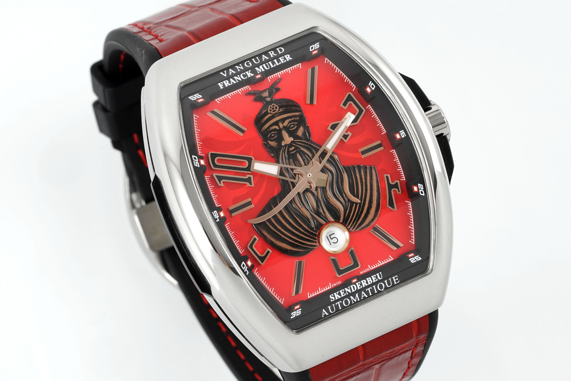 ABF 最新款 法穆兰Vanguard系列(FRANCK MULLER Vanguard)
• 外观设计:酒桶型表壳,造型独特辨识度高;碳纤维表壳轻盈且具科技感、时尚感;彩色立体数字时标搭配个性表盘布局,打破常规,视觉冲击力强。45MM尺寸 弧形三明治表壳设计更贴合手腕 佩戴舒适 大气
• 材质工艺:表壳碳纤维材质,强度高、重量轻;表带为编织材质配彩色缝线,舒适又具潮流感;表冠等细节有品牌标识,彰显工艺与品质。采用ETA2824型号机芯 走时精准稳定耐用
• 品牌价值:法穆兰是高端制表品牌,该系列传承品牌基因,兼具设计、工艺与品牌溢价,是身份与品味象征。