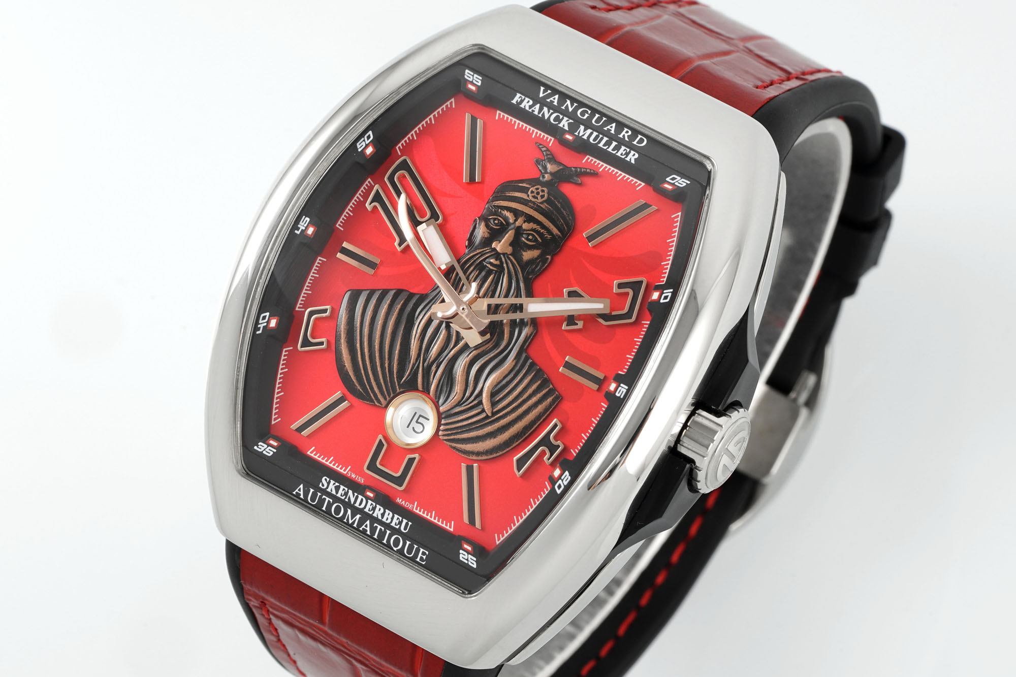ABF 最新款 法穆兰Vanguard系列(FRANCK MULLER Vanguard)
• 外观设计:酒桶型表壳,造型独特辨识度高;碳纤维表壳轻盈且具科技感、时尚感;彩色立体数字时标搭配个性表盘布局,打破常规,视觉冲击力强。45MM尺寸 弧形三明治表壳设计更贴合手腕 佩戴舒适 大气
• 材质工艺:表壳碳纤维材质,强度高、重量轻;表带为编织材质配彩色缝线,舒适又具潮流感;表冠等细节有品牌标识,彰显工艺与品质。采用ETA2824型号机芯 走时精准稳定耐用
• 品牌价值:法穆兰是高端制表品牌,该系列传承品牌基因,兼具设计、工艺与品牌溢价,是身份与品味象征。