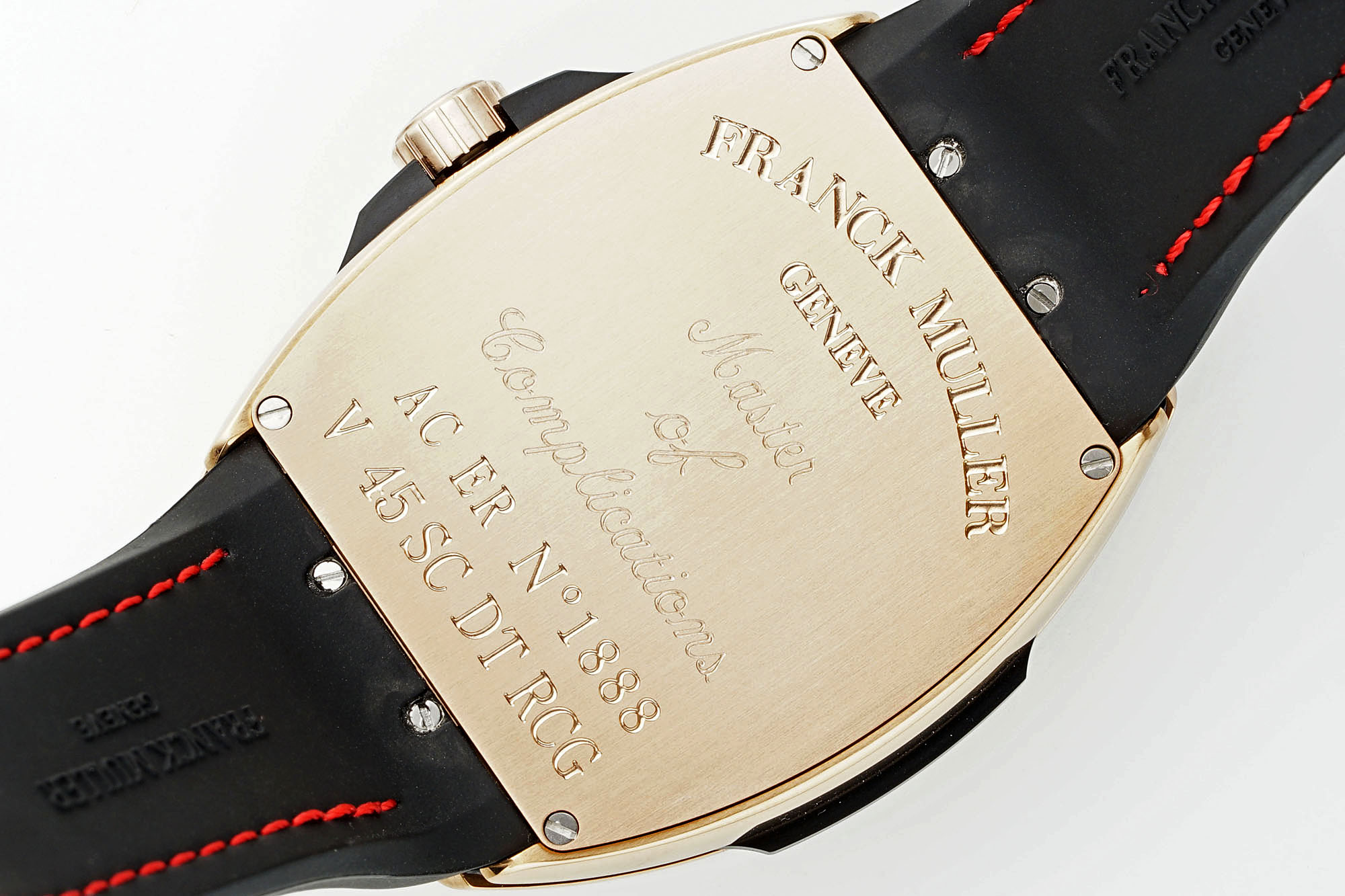 ABF 最新款 法穆兰Vanguard系列(FRANCK MULLER Vanguard)
• 外观设计:酒桶型表壳,造型独特辨识度高;碳纤维表壳轻盈且具科技感、时尚感;彩色立体数字时标搭配个性表盘布局,打破常规,视觉冲击力强。45MM尺寸 弧形三明治表壳设计更贴合手腕 佩戴舒适 大气
• 材质工艺:表壳碳纤维材质,强度高、重量轻;表带为编织材质配彩色缝线,舒适又具潮流感;表冠等细节有品牌标识,彰显工艺与品质。采用ETA2824型号机芯 走时精准稳定耐用
• 品牌价值:法穆兰是高端制表品牌,该系列传承品牌基因,兼具设计、工艺与品牌溢价,是身份与品味象征。