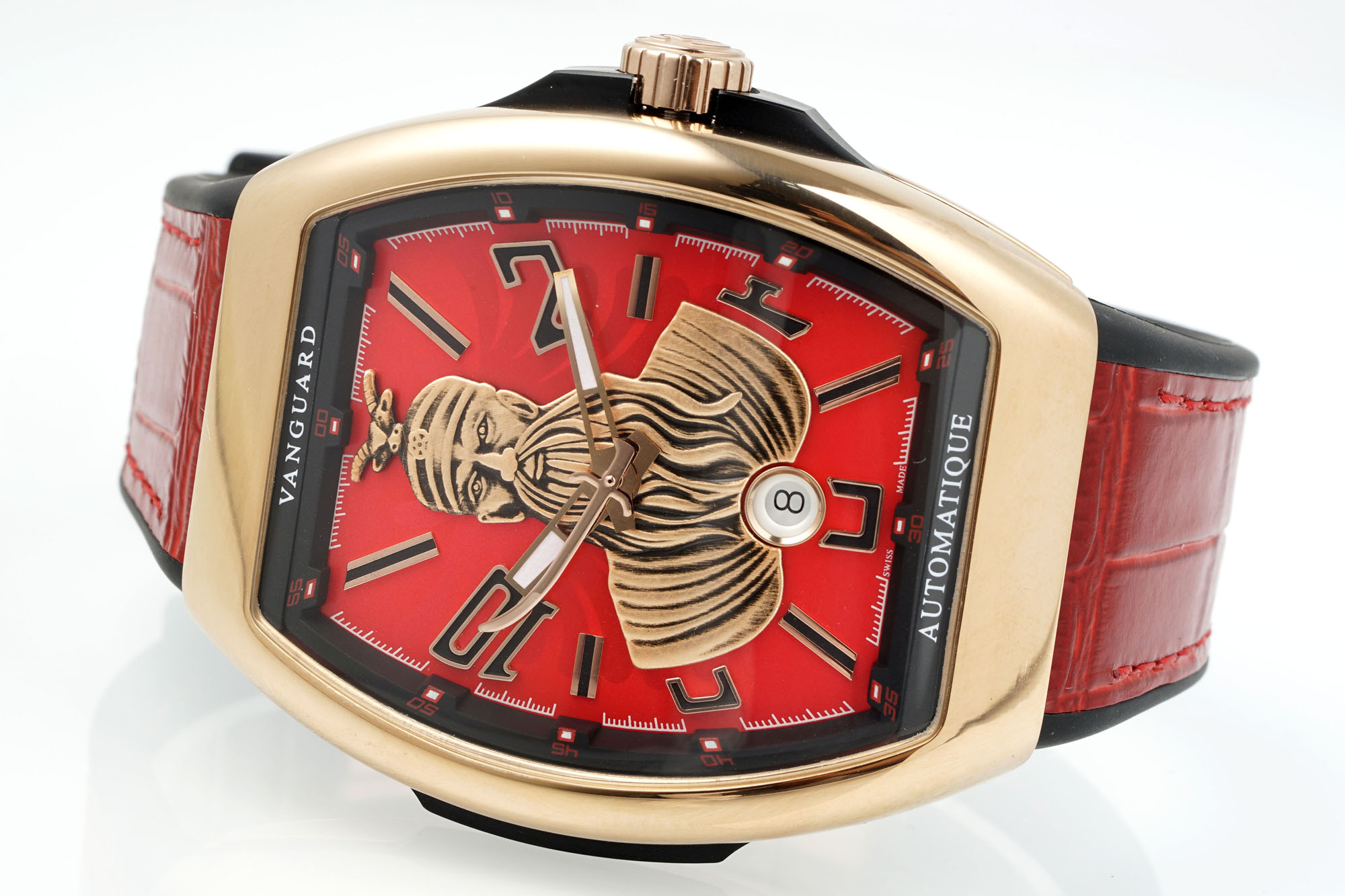 ABF 最新款 法穆兰Vanguard系列(FRANCK MULLER Vanguard)
• 外观设计:酒桶型表壳,造型独特辨识度高;碳纤维表壳轻盈且具科技感、时尚感;彩色立体数字时标搭配个性表盘布局,打破常规,视觉冲击力强。45MM尺寸 弧形三明治表壳设计更贴合手腕 佩戴舒适 大气
• 材质工艺:表壳碳纤维材质,强度高、重量轻;表带为编织材质配彩色缝线,舒适又具潮流感;表冠等细节有品牌标识,彰显工艺与品质。采用ETA2824型号机芯 走时精准稳定耐用
• 品牌价值:法穆兰是高端制表品牌,该系列传承品牌基因,兼具设计、工艺与品牌溢价,是身份与品味象征。