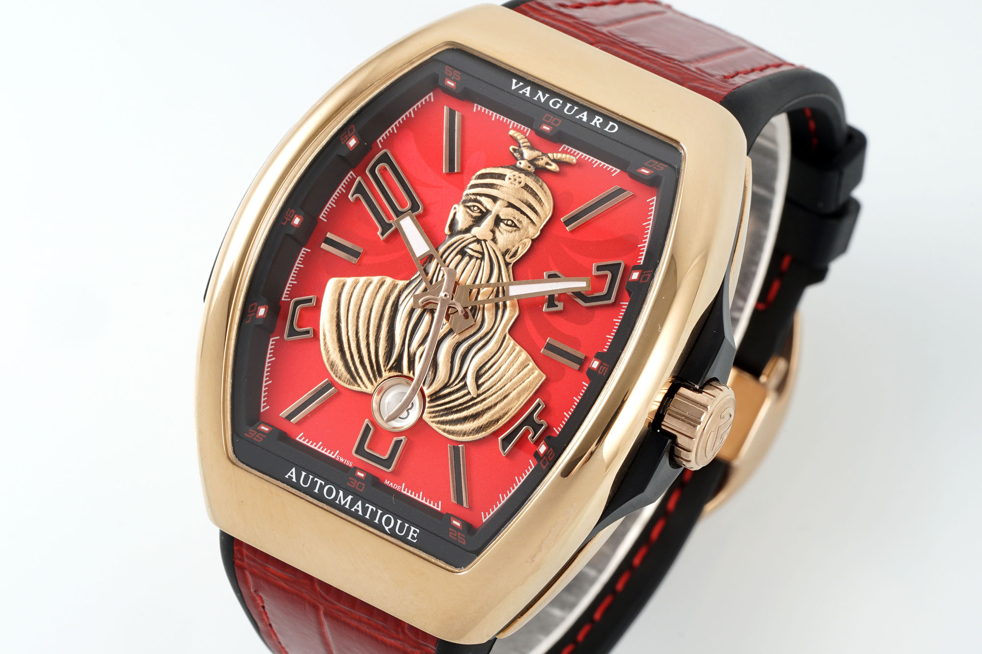 ABF 最新款 法穆兰Vanguard系列(FRANCK MULLER Vanguard)
• 外观设计:酒桶型表壳,造型独特辨识度高;碳纤维表壳轻盈且具科技感、时尚感;彩色立体数字时标搭配个性表盘布局,打破常规,视觉冲击力强。45MM尺寸 弧形三明治表壳设计更贴合手腕 佩戴舒适 大气
• 材质工艺:表壳碳纤维材质,强度高、重量轻;表带为编织材质配彩色缝线,舒适又具潮流感;表冠等细节有品牌标识,彰显工艺与品质。采用ETA2824型号机芯 走时精准稳定耐用
• 品牌价值:法穆兰是高端制表品牌,该系列传承品牌基因,兼具设计、工艺与品牌溢价,是身份与品味象征。