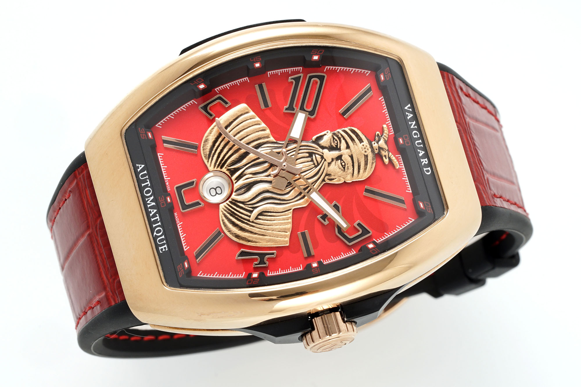 ABF 最新款 法穆兰Vanguard系列(FRANCK MULLER Vanguard)
• 外观设计:酒桶型表壳,造型独特辨识度高;碳纤维表壳轻盈且具科技感、时尚感;彩色立体数字时标搭配个性表盘布局,打破常规,视觉冲击力强。45MM尺寸 弧形三明治表壳设计更贴合手腕 佩戴舒适 大气
• 材质工艺:表壳碳纤维材质,强度高、重量轻;表带为编织材质配彩色缝线,舒适又具潮流感;表冠等细节有品牌标识,彰显工艺与品质。采用ETA2824型号机芯 走时精准稳定耐用
• 品牌价值:法穆兰是高端制表品牌,该系列传承品牌基因,兼具设计、工艺与品牌溢价,是身份与品味象征。