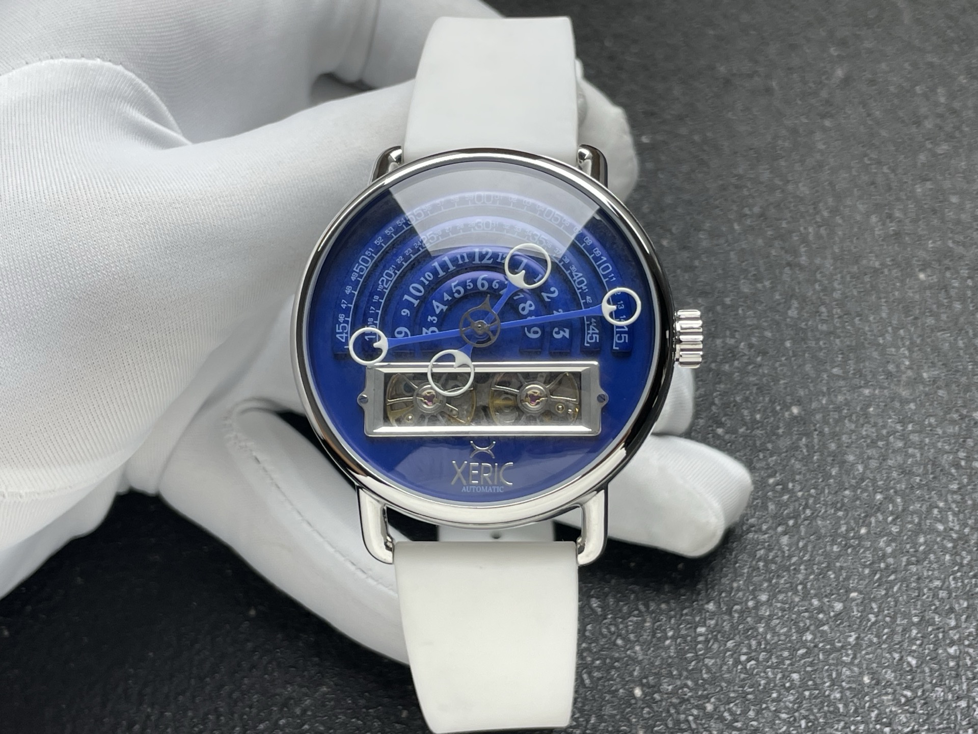 NO:882259,XERIC Halograph American original limited edition, designed in California, numbered /999, limited sale, 45mm large dial, natural rubber strap, great texture, original mechanical movement, accurate travel time, the dial has two rotatable hands, circles the hours and minutes, interesting to read, hollow design, the internal mechanical structure is clearly visible,19860909XERIC Halograph 美国原单限量版 加利福尼亚设计,编号/999,限量发售 45mm大表盘,天然橡胶表带,质感很棒 原装机械机芯,走时精准 表盘有两个可旋转指针,圈出小时和分钟,读时有趣 镂空设计,内部机械结构清晰可见,,Watch