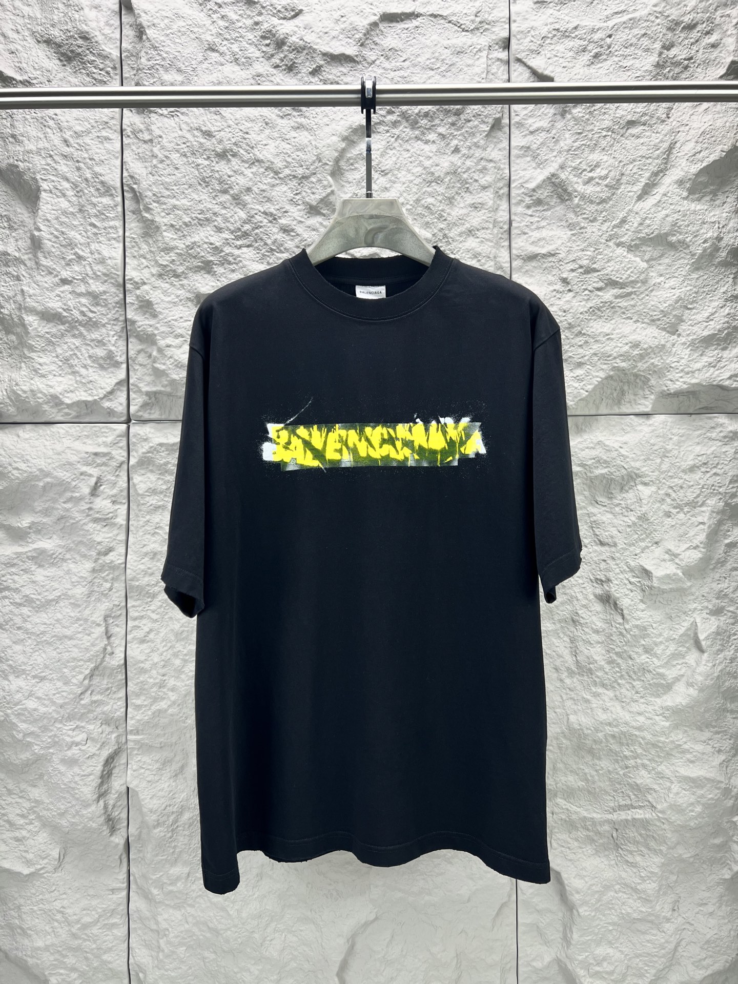 P105 -BALENCI*GA Camiseta de manga corta con cinta con letras distorsionadas y estampado directo. Esta camiseta está co…