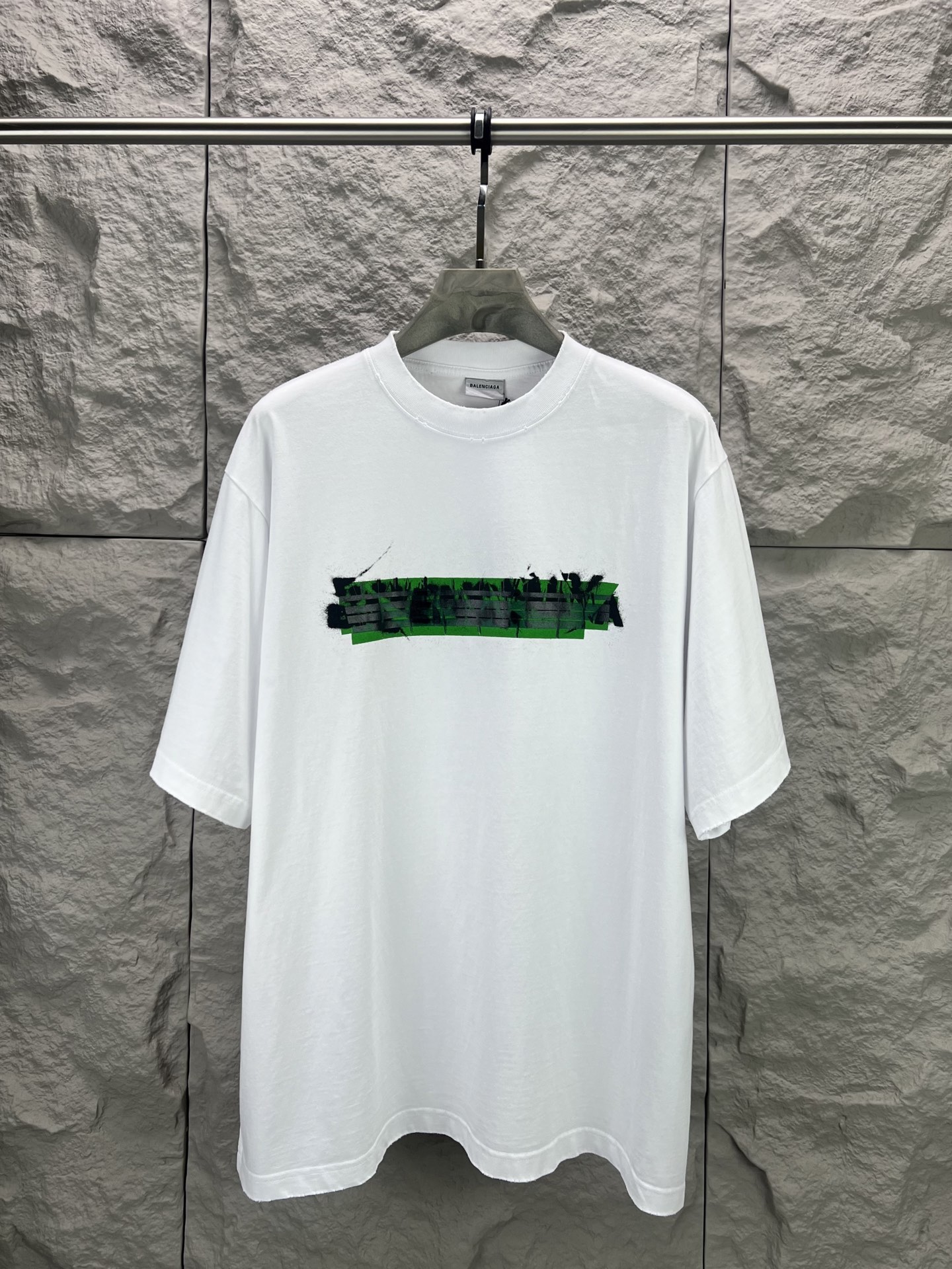 P105 -BALENCI*GA Camiseta de manga corta con cinta con letras distorsionadas y estampado directo. Esta camiseta está co…