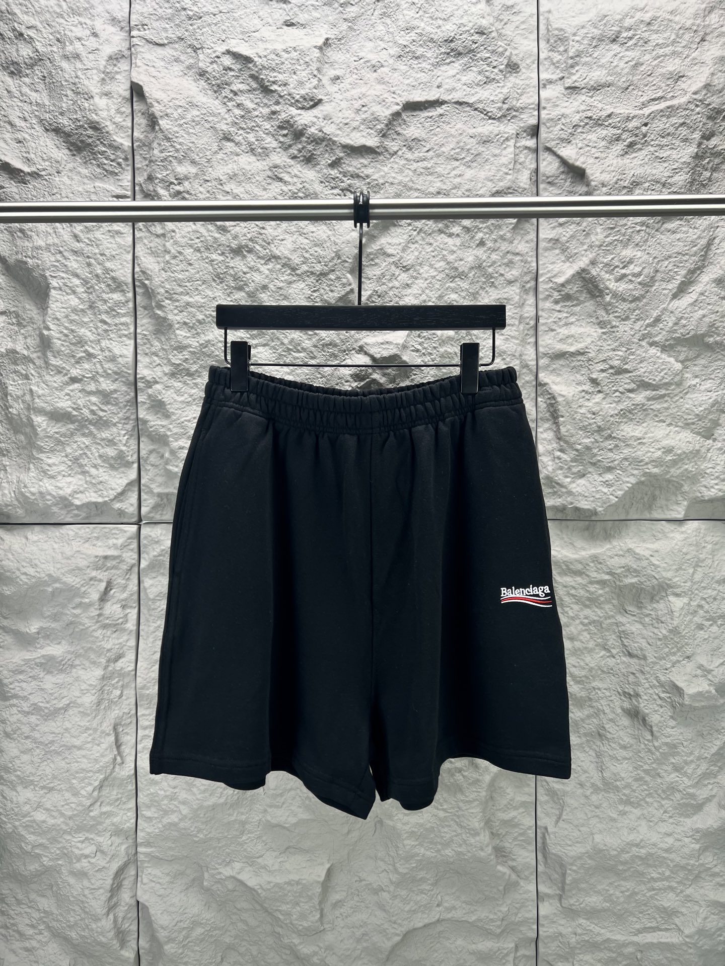 P105 - BALENCIAGA - Pantalones cortos bordados de Coca-Cola clásicos atemporales. Superficie de sudadera de rizo de alg…