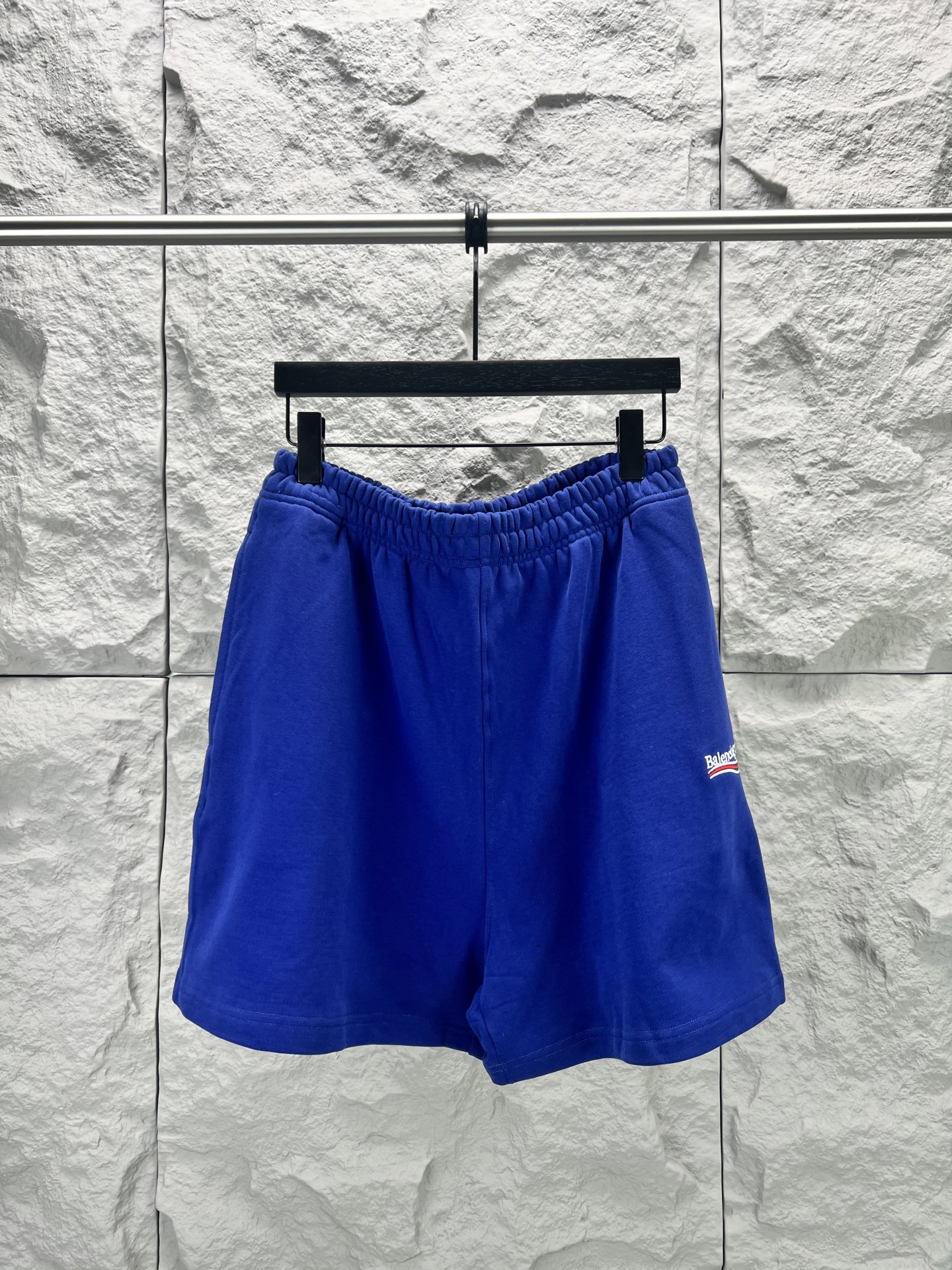 P105 - BALENCIAGA - Pantalones cortos bordados de Coca-Cola clásicos atemporales. Superficie de sudadera de rizo de alg…