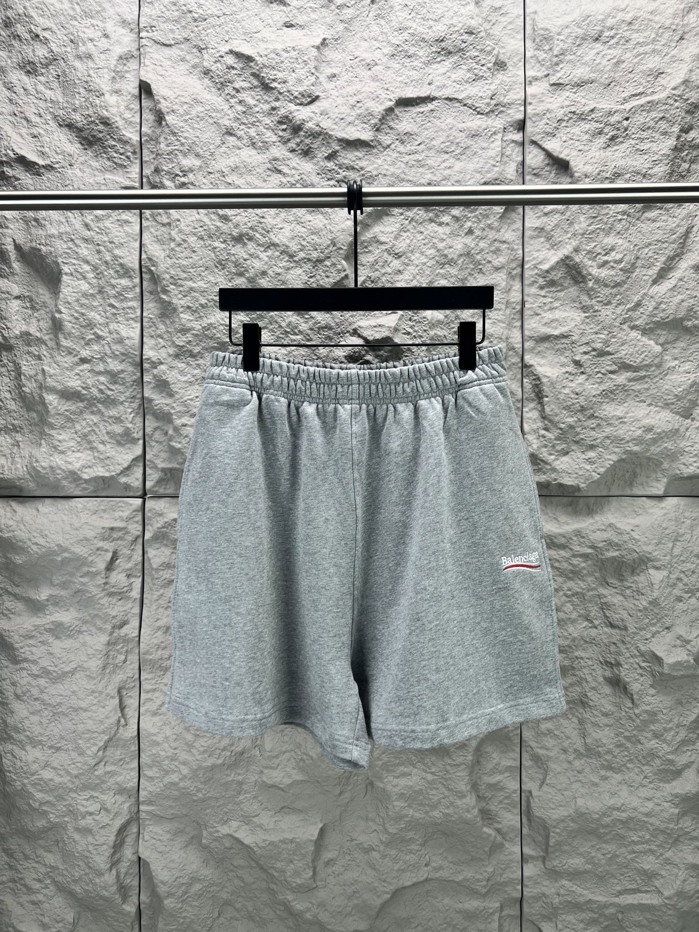 P105 - BALENCIAGA - Pantalones cortos bordados de Coca-Cola clásicos atemporales. Superficie de sudadera de rizo de alg…