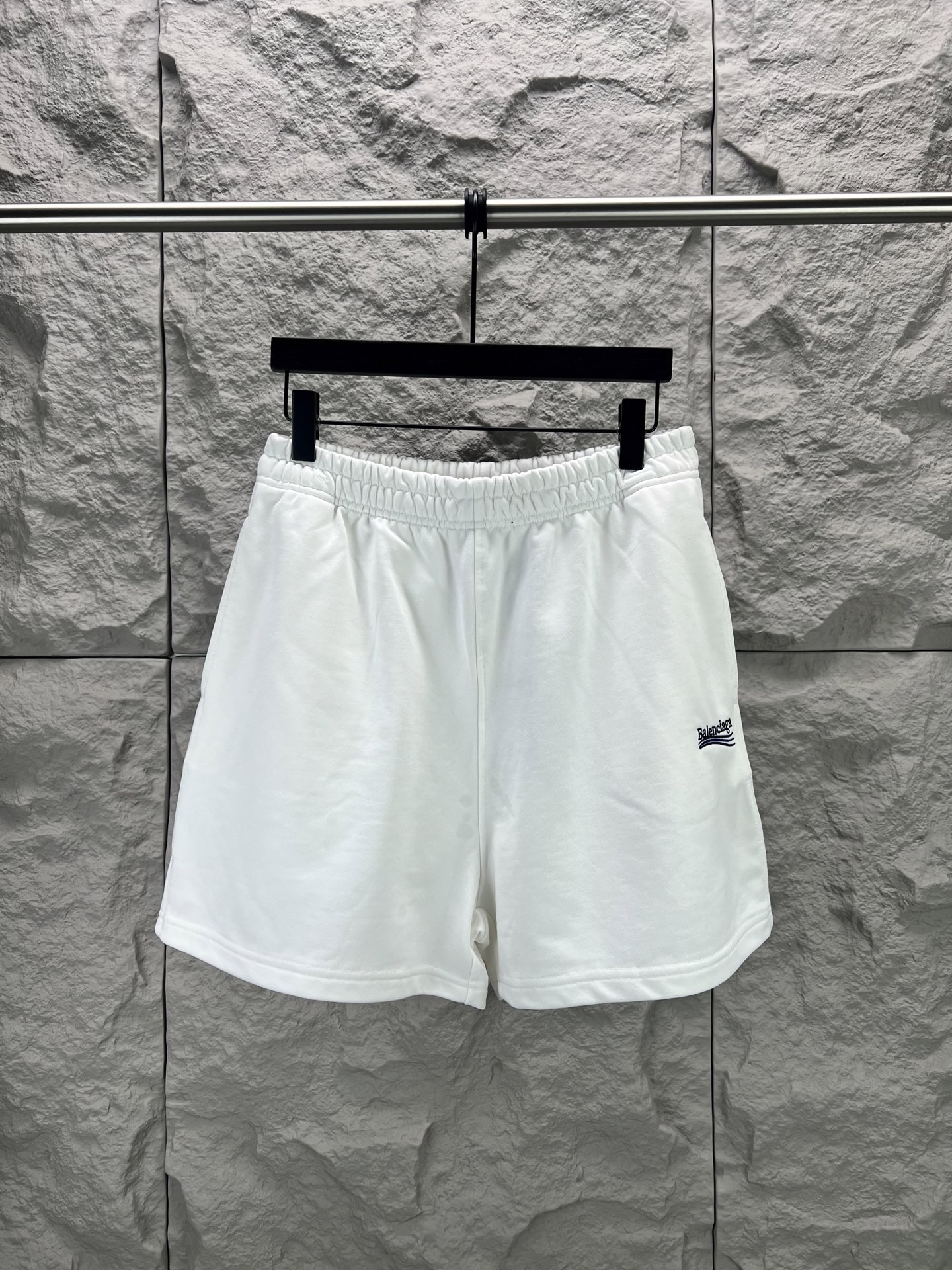 P105 - BALENCIAGA - Pantalones cortos bordados de Coca-Cola clásicos atemporales. Superficie de sudadera de rizo de alg…
