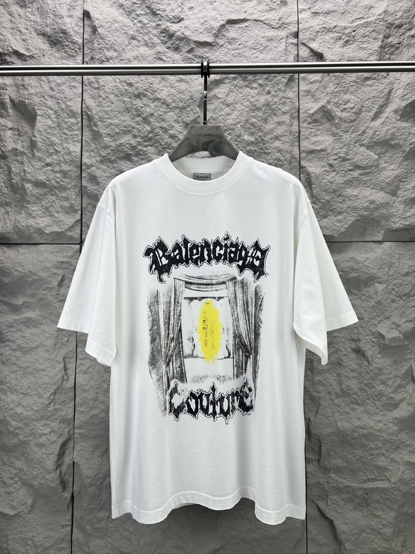 P105 - BALENCI*GA diseño de salón de alta costura estampado de manga corta. Este producto está confeccionado con una te…