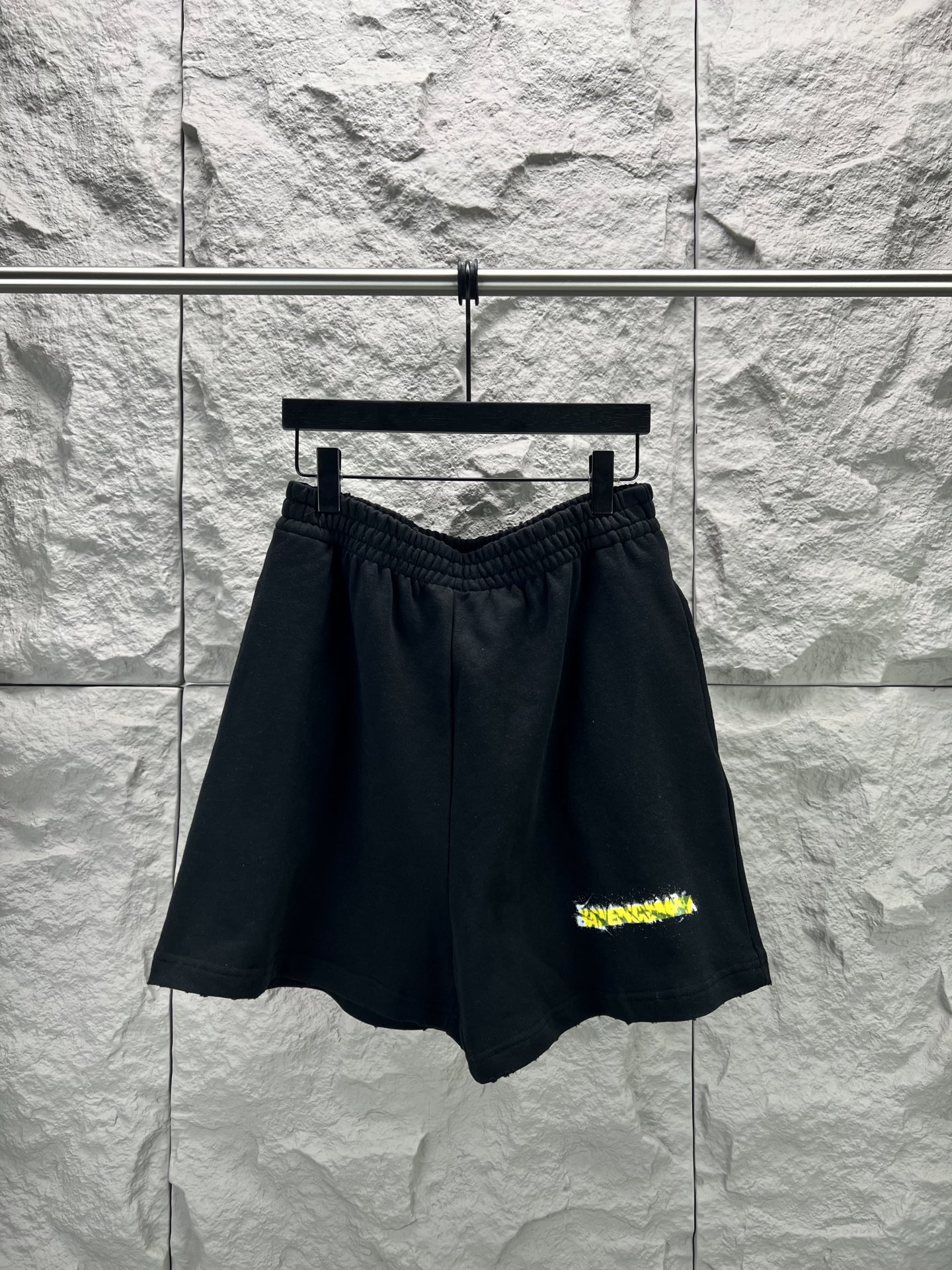 P115 - BALENCI*GA Pantalones cortos con bolsillo en ángulo y ribete envejecido con cinta SS26 Pantalones cortos casuale…