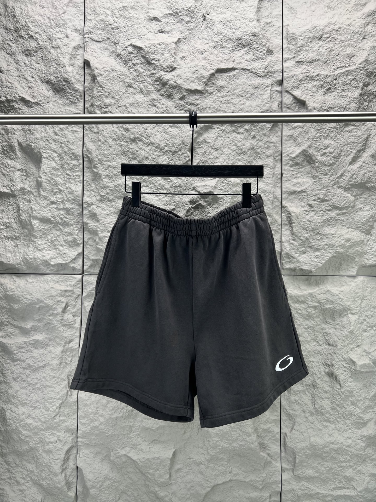 P115 -BALENCI*GA Los pantalones cortos deportivos de puro algodón con bolsillos diagonales de color liso están confecci…