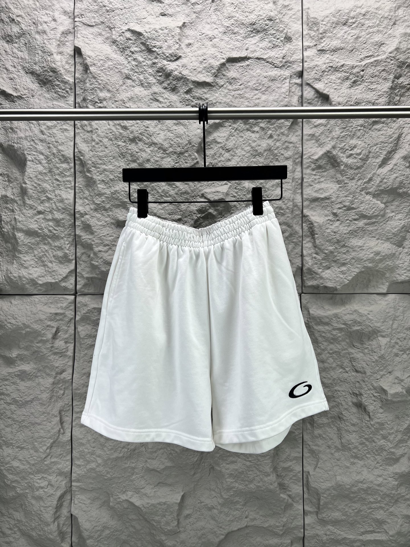 P115 -BALENCI*GA Los pantalones cortos deportivos de puro algodón con bolsillos diagonales de color liso están confecci…