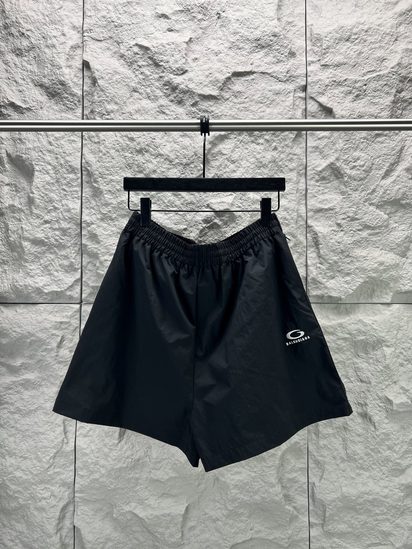 P120 -BALENCI*GA Short casual de pierna recta y cinturilla elástica. La tela está hecha de material mezclado de alta de…