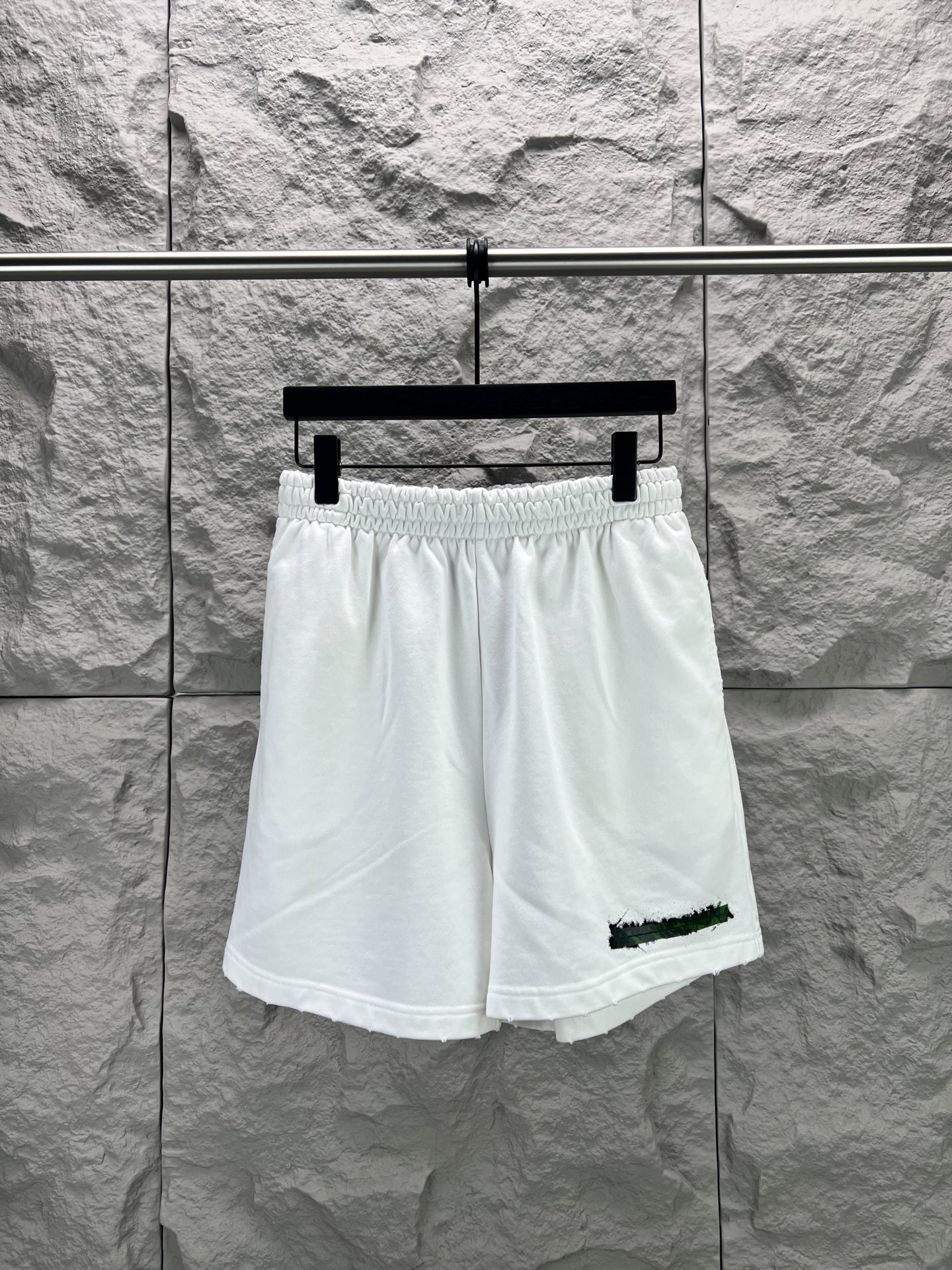 P115 - BALENCI*GA Pantalones cortos con bolsillo en ángulo y ribete envejecido con cinta SS26 Pantalones cortos casuale…