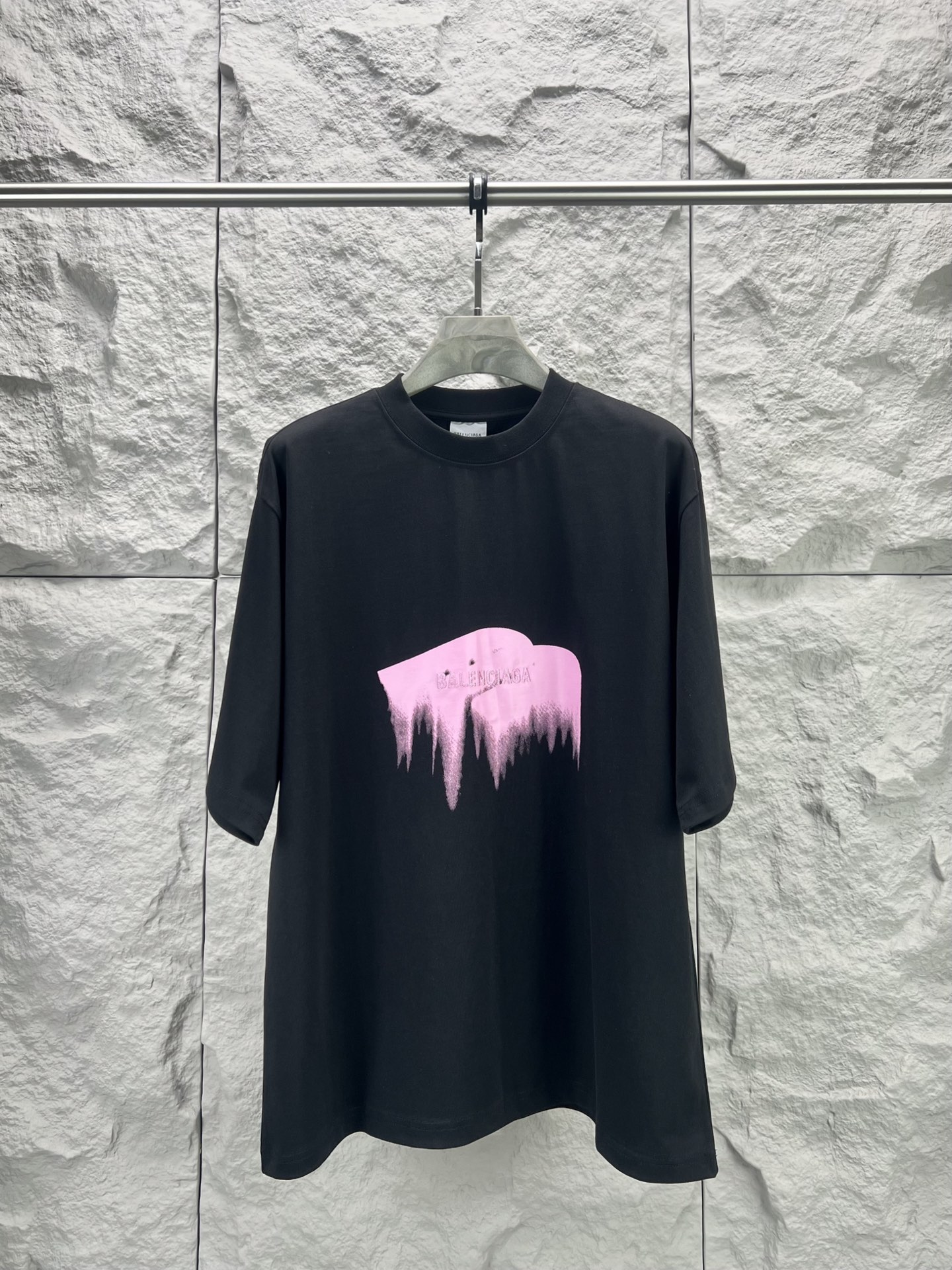 P105 -BALENCI*GA M manga corta bordada con estampado disuelto. Este producto está hecho de 300 gramos de tejido de punt…