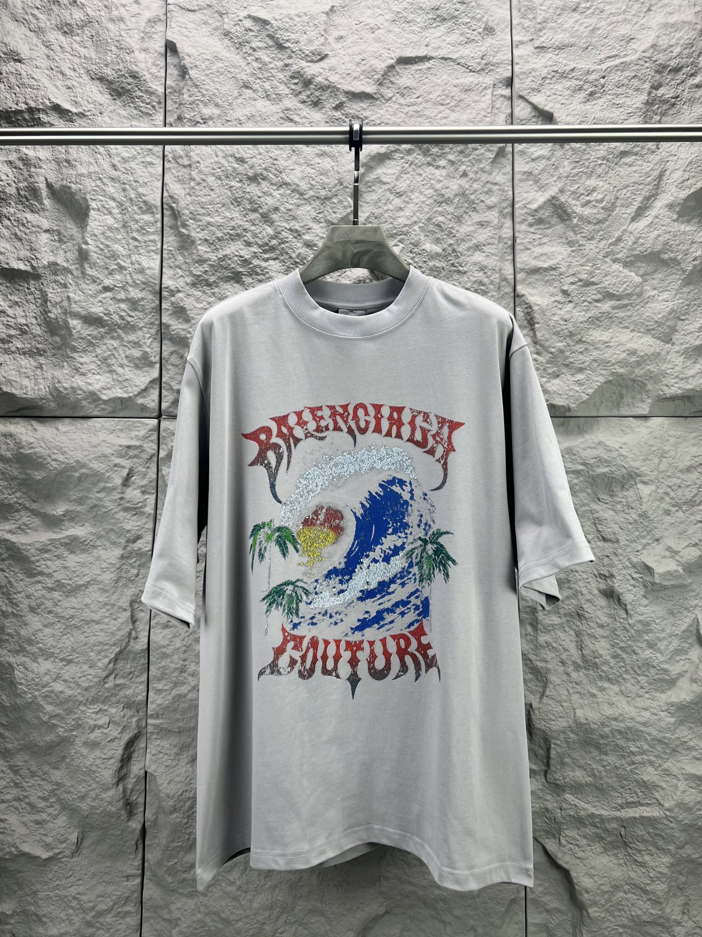 P105 - BALENCI*GA Camiseta veraniega con estampado de ondas y efecto craquelado 330g. Confeccionado con tela de algodón…