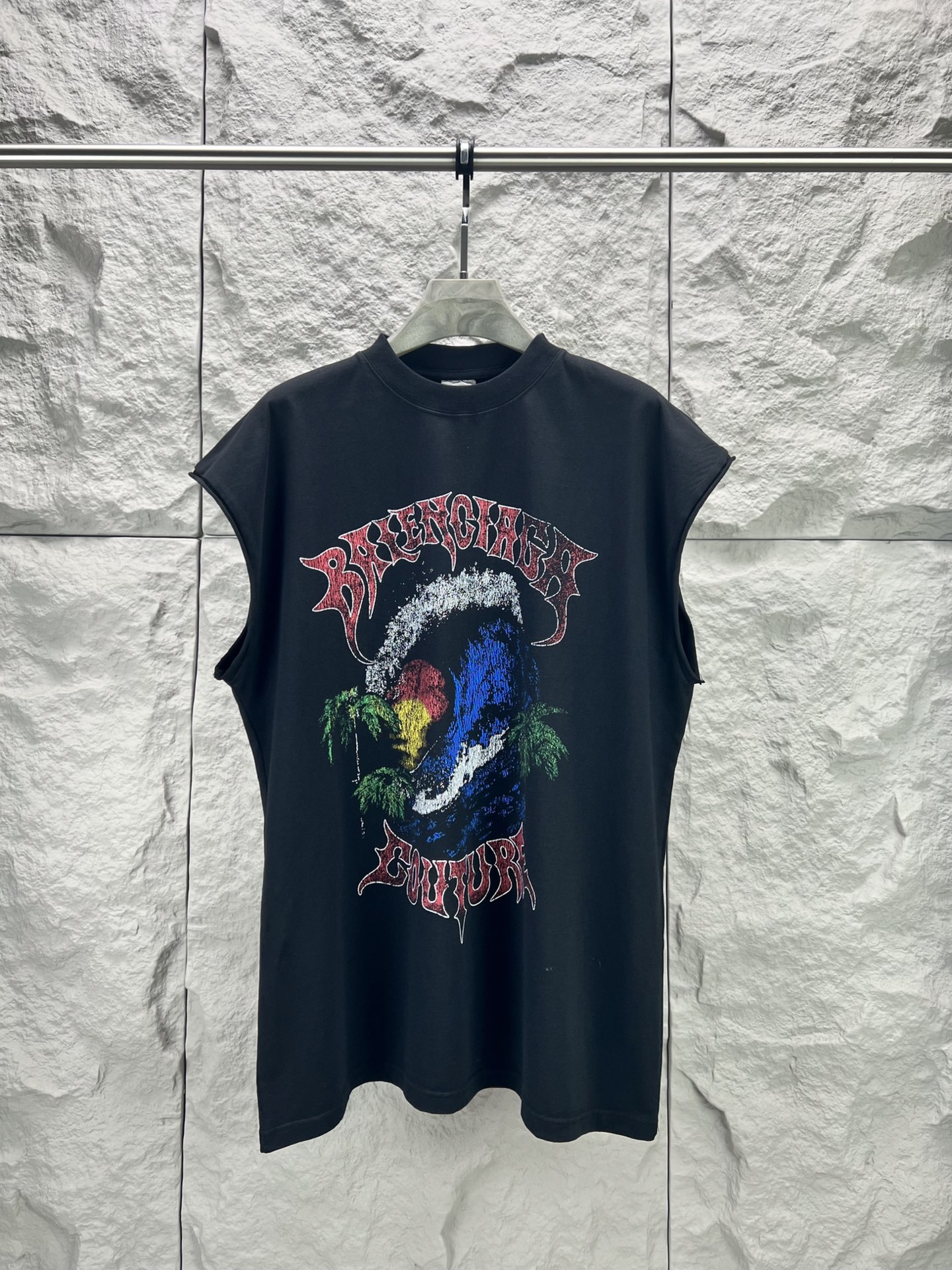 P100 -BALENCI*GA Camiseta veraniega sin mangas con estampado de ondas y efecto craquelado. Confeccionado con tela de al…