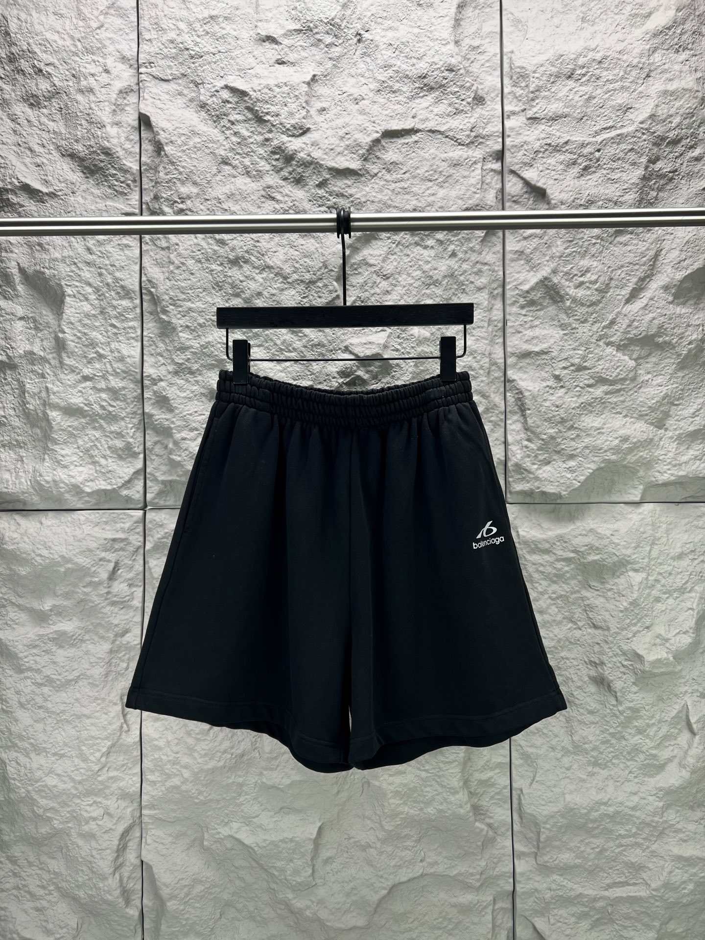 P115 - BALENCI*GA Pantalones cortos estampados con etiqueta de anillo reflectante Superficie: La tela tejida con hilo d…