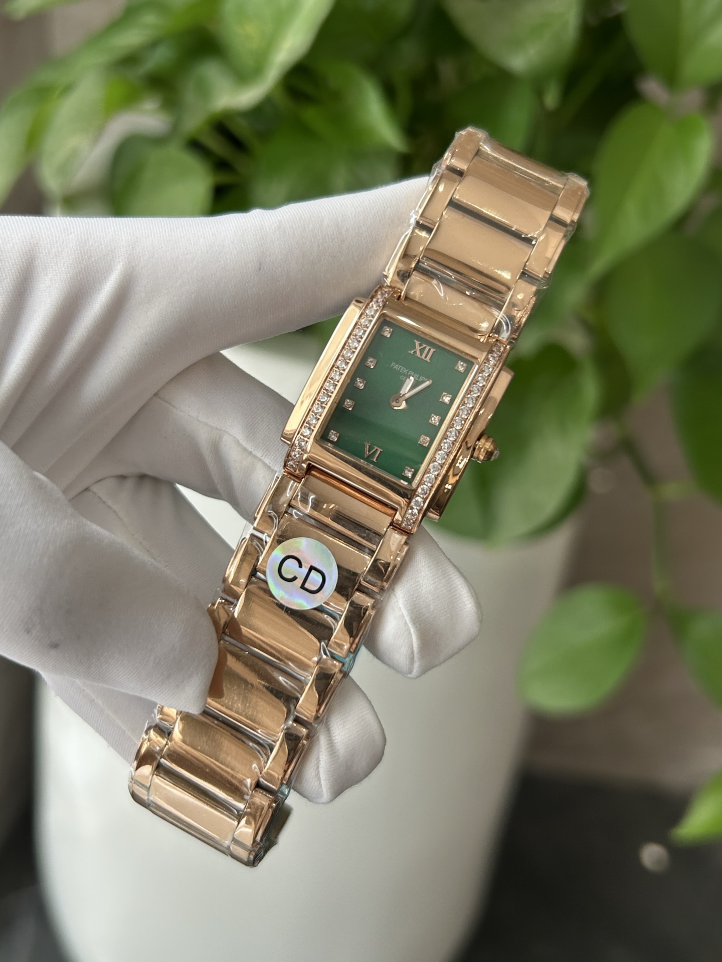 It’s an exclusive 989. Patek Philippe Ms. Bada Emerald’s wristwatch, Swiss stone core - 图片 3