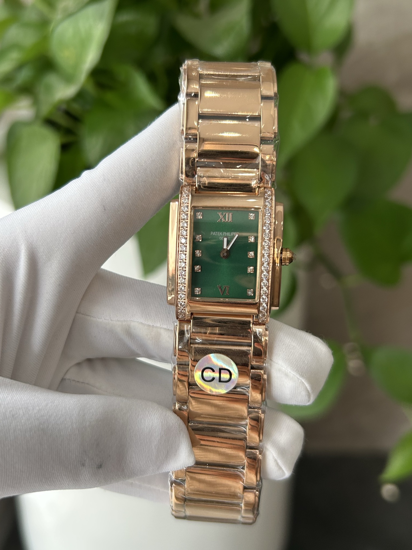It’s an exclusive 989. Patek Philippe Ms. Bada Emerald’s wristwatch, Swiss stone core - 图片 1