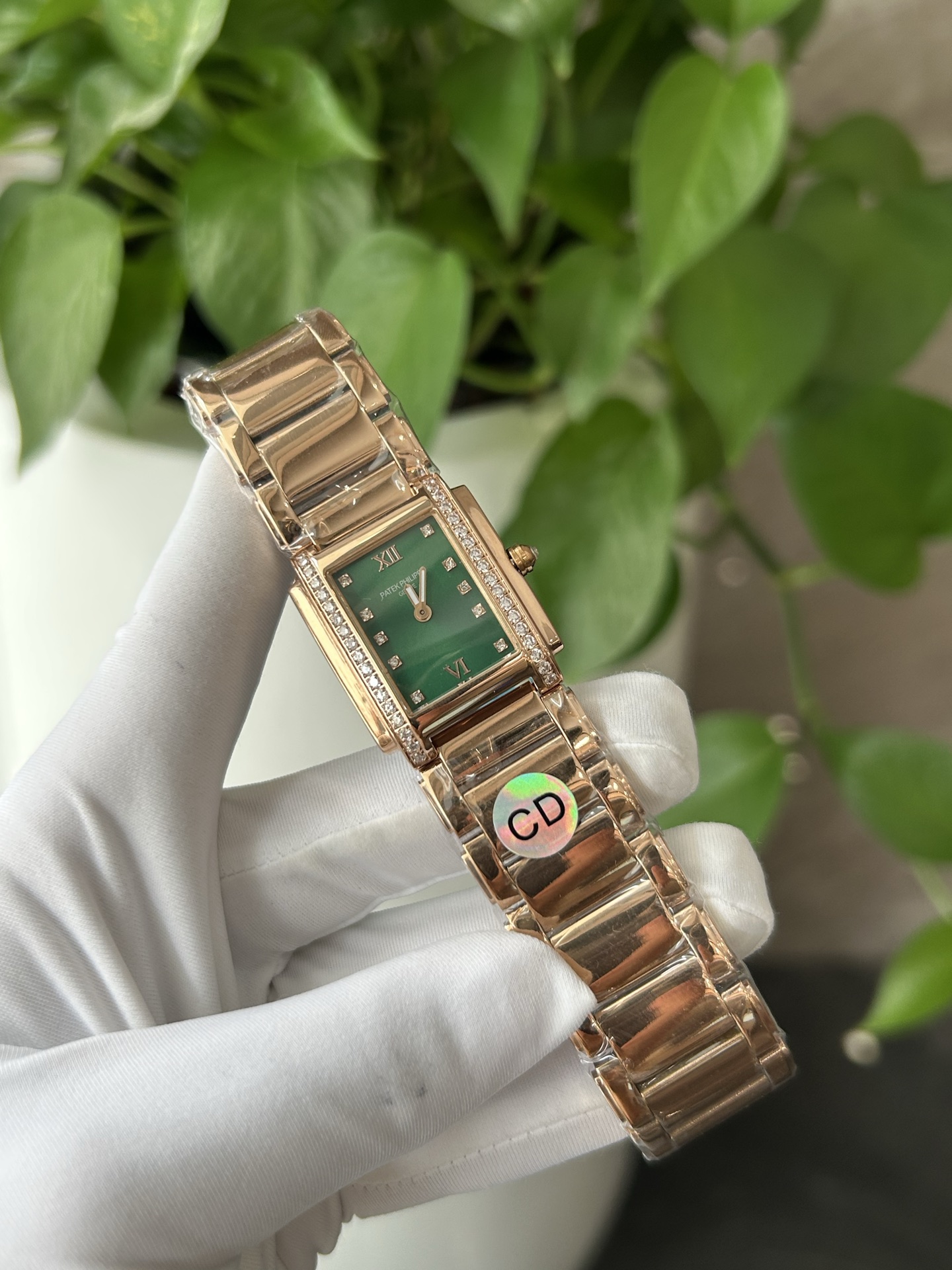 It’s an exclusive 989. Patek Philippe Ms. Bada Emerald’s wristwatch, Swiss stone core - 图片 2