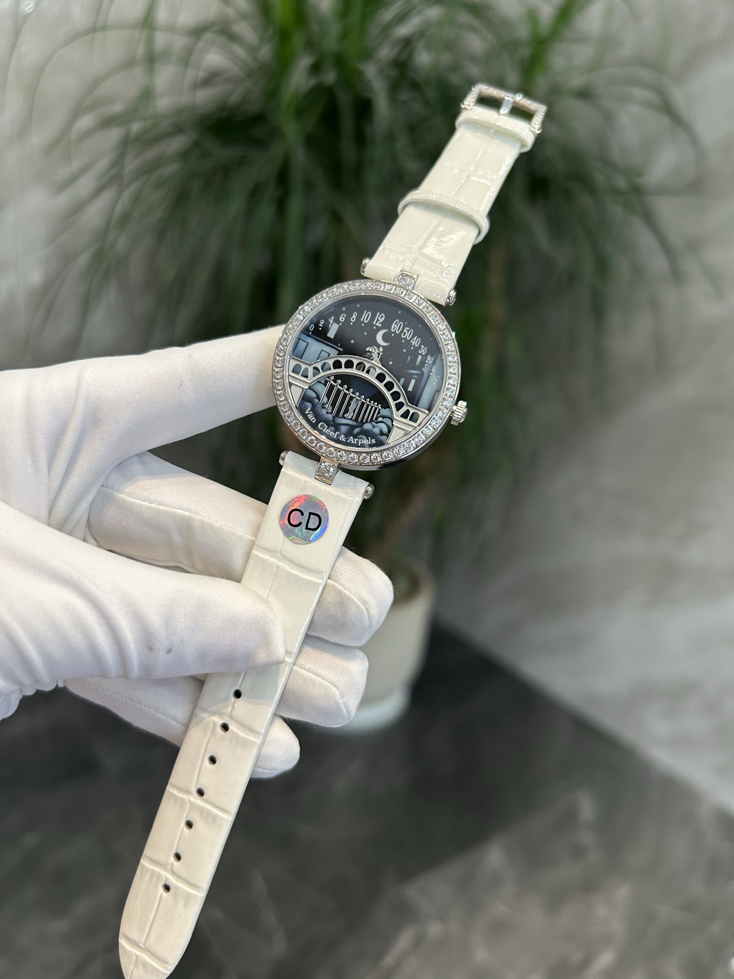 It’s an exclusive 2760. Van Cleef & Arpels high quality Van Cleopatra Lover Bridge, Switzerland - 图片 3