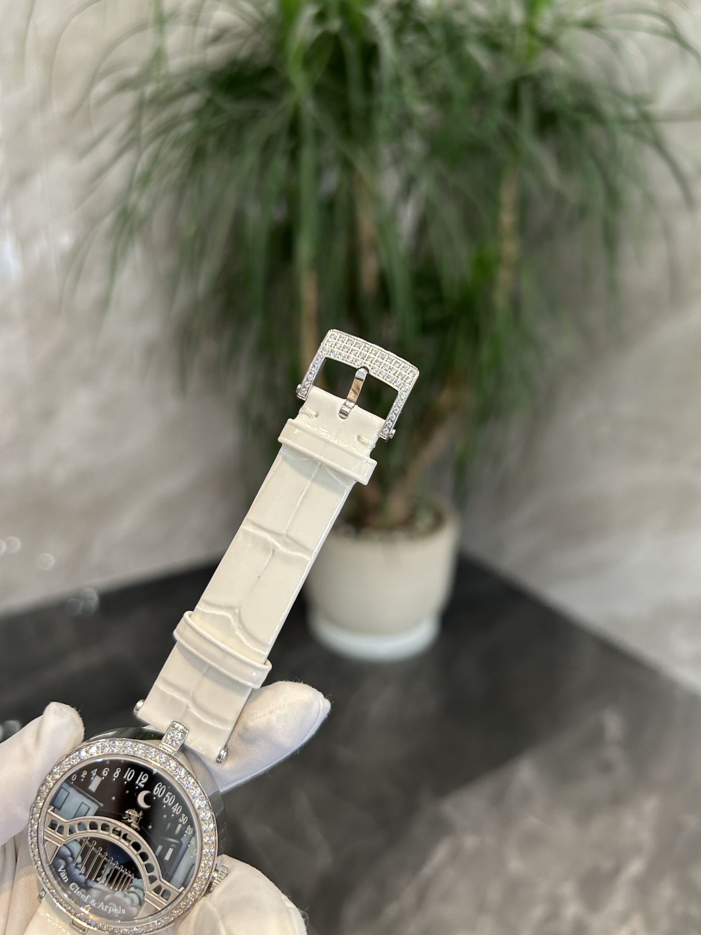 It’s an exclusive 2760. Van Cleef & Arpels high quality Van Cleopatra Lover Bridge, Switzerland - 图片 8