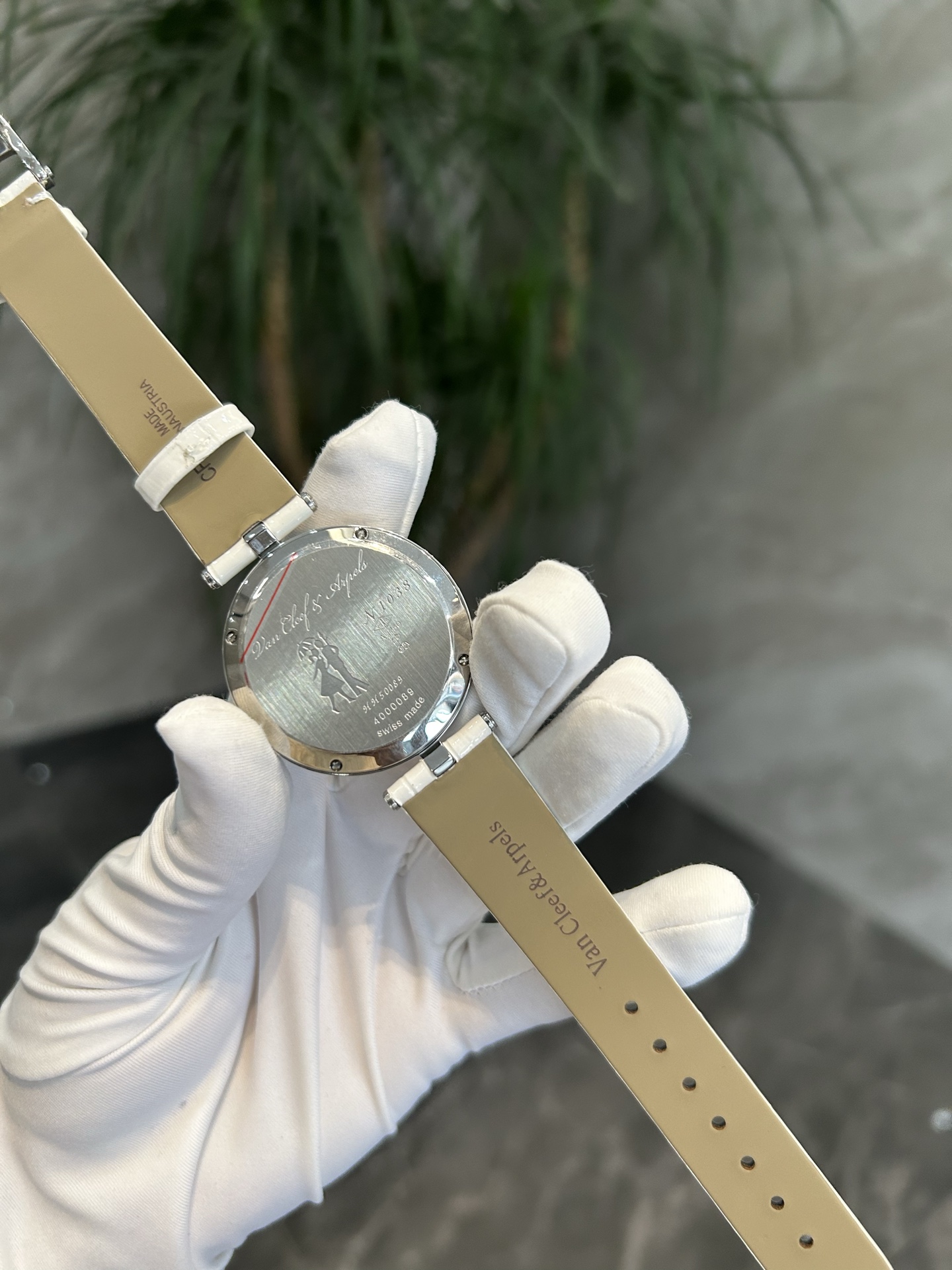 An exclusive picture. Van Cleef & Arpels high quality Van Cleopatra Lover Bridge, Switzerland - 图片 3