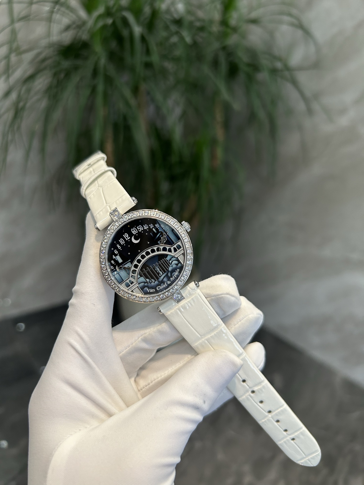 An exclusive picture. Van Cleef & Arpels high quality Van Cleopatra Lover Bridge, Switzerland - 图片 2