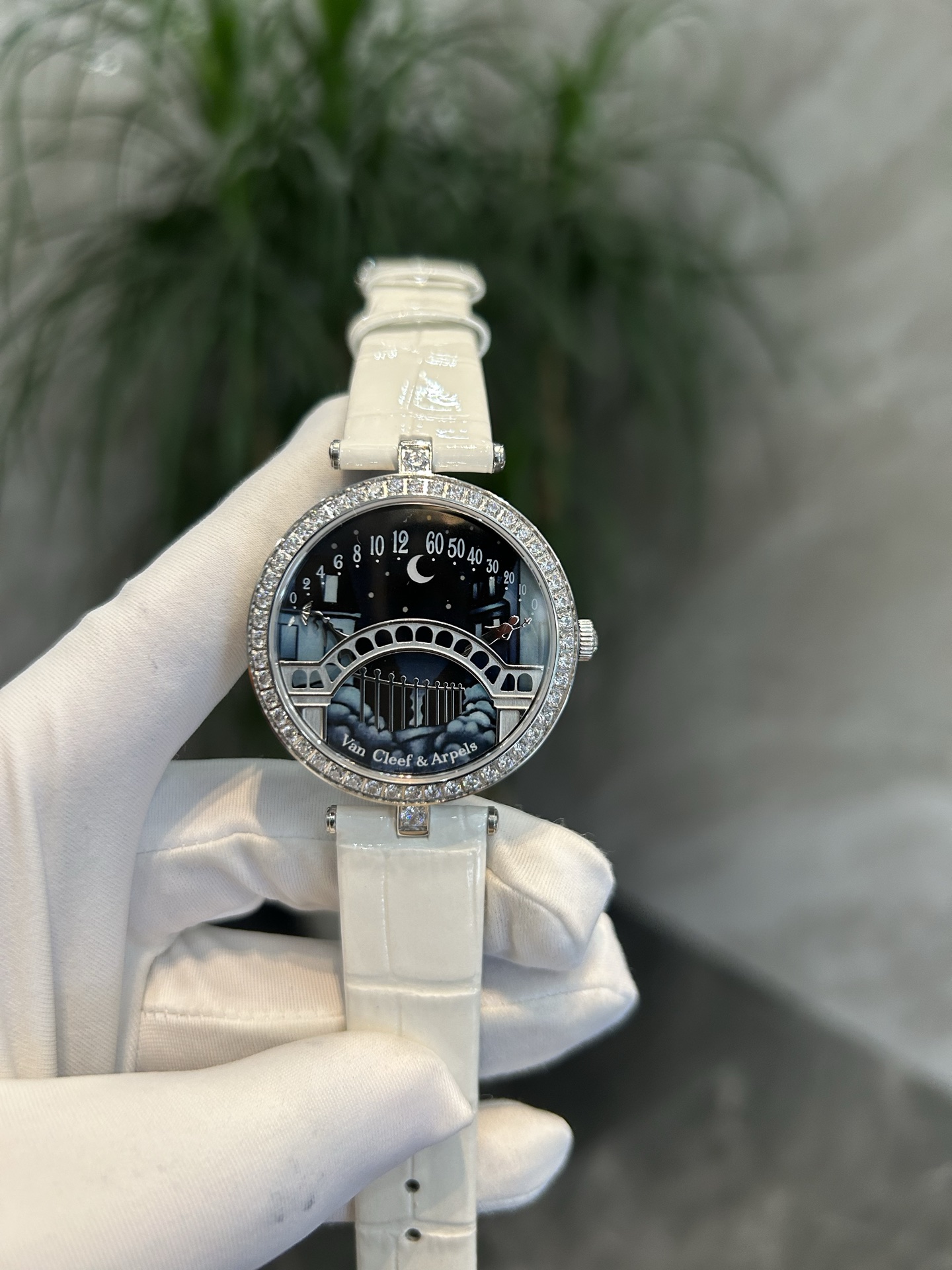 An exclusive picture. Van Cleef & Arpels high quality Van Cleopatra Lover Bridge, Switzerland