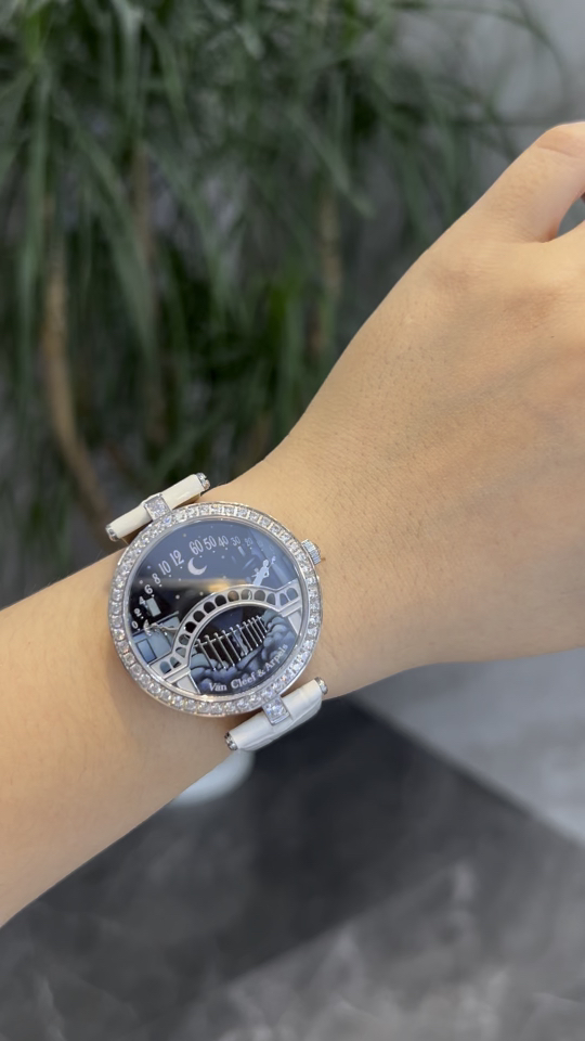 An exclusive picture. Van Cleef & Arpels high quality Van Cleopatra Lover Bridge, Switzerland