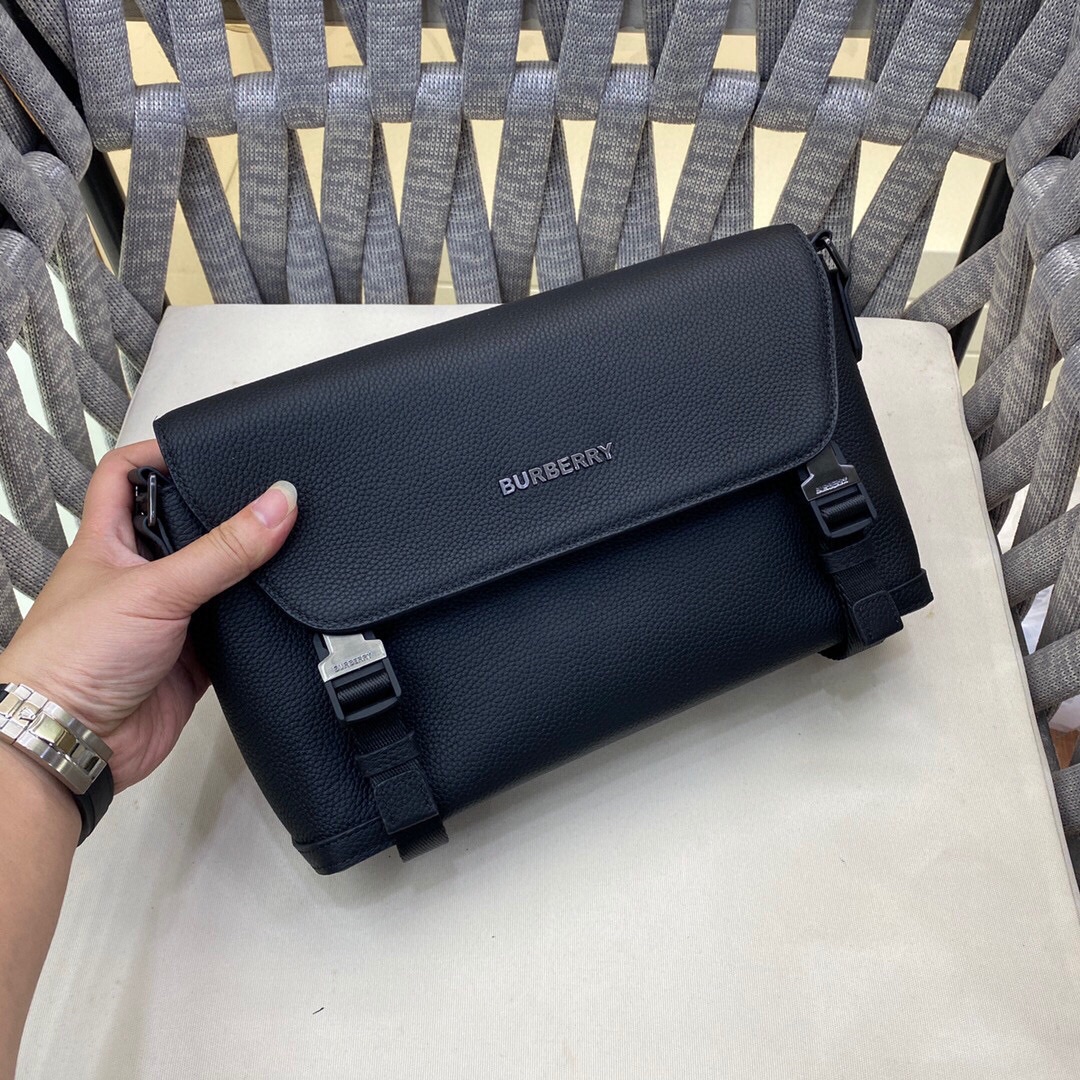 版型立挺的信使包，装饰炭灰色 Burberry 头层牛皮，搭配意大利鞣制皮革饰边。
29 x 8.5 x