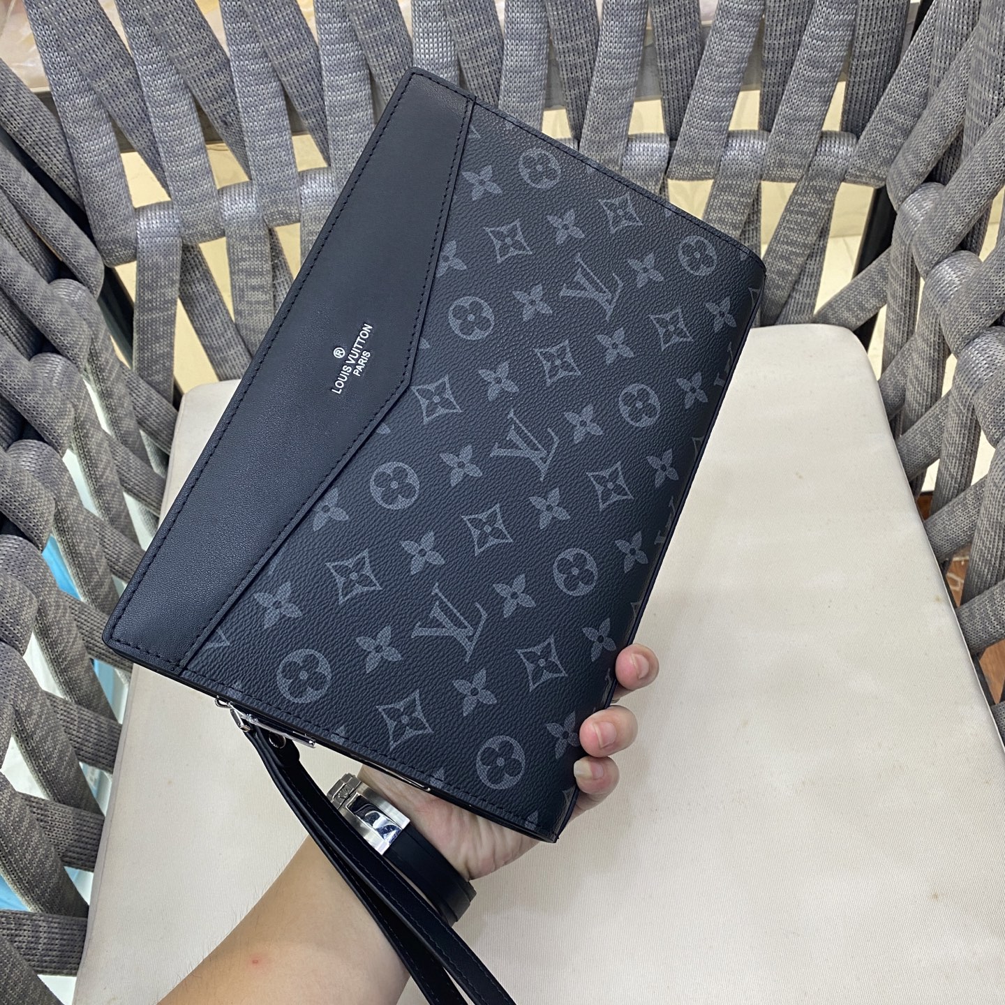 指纹锁L家新款🏅休闲💫必备手包 出货⚡️顶级进口牛皮✨手感一流👍全新升级五金🌟配可拆卸手柄带🌟容量杠杠滴