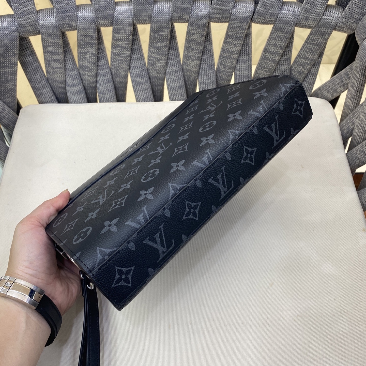 指纹锁L家新款🏅休闲💫必备手包 出货⚡️顶级进口牛皮✨手感一流👍全新升级五金🌟配可拆卸手柄带🌟容量杠杠滴