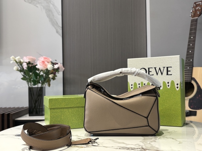 Loewe Geometric Mini Bag, Stylish and Youthful Geometric Design Shoulder Bag 1 Loewe Geometric Mini Bag, Stylish and Youthful Geometric Design Shoulder Bag
