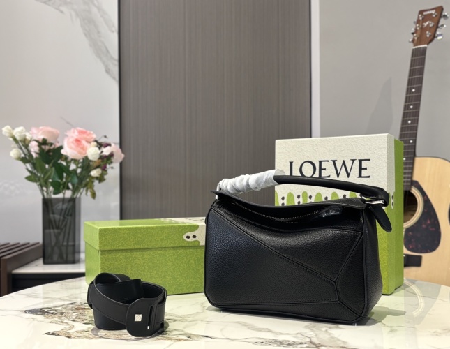 Loewe Geometric Bag - Stylish Mini Handbag for Women, Black, 24*10*17cm 1 Loewe Geometric Bag - Stylish Mini Handbag for Women, Black, 24*10*17cm