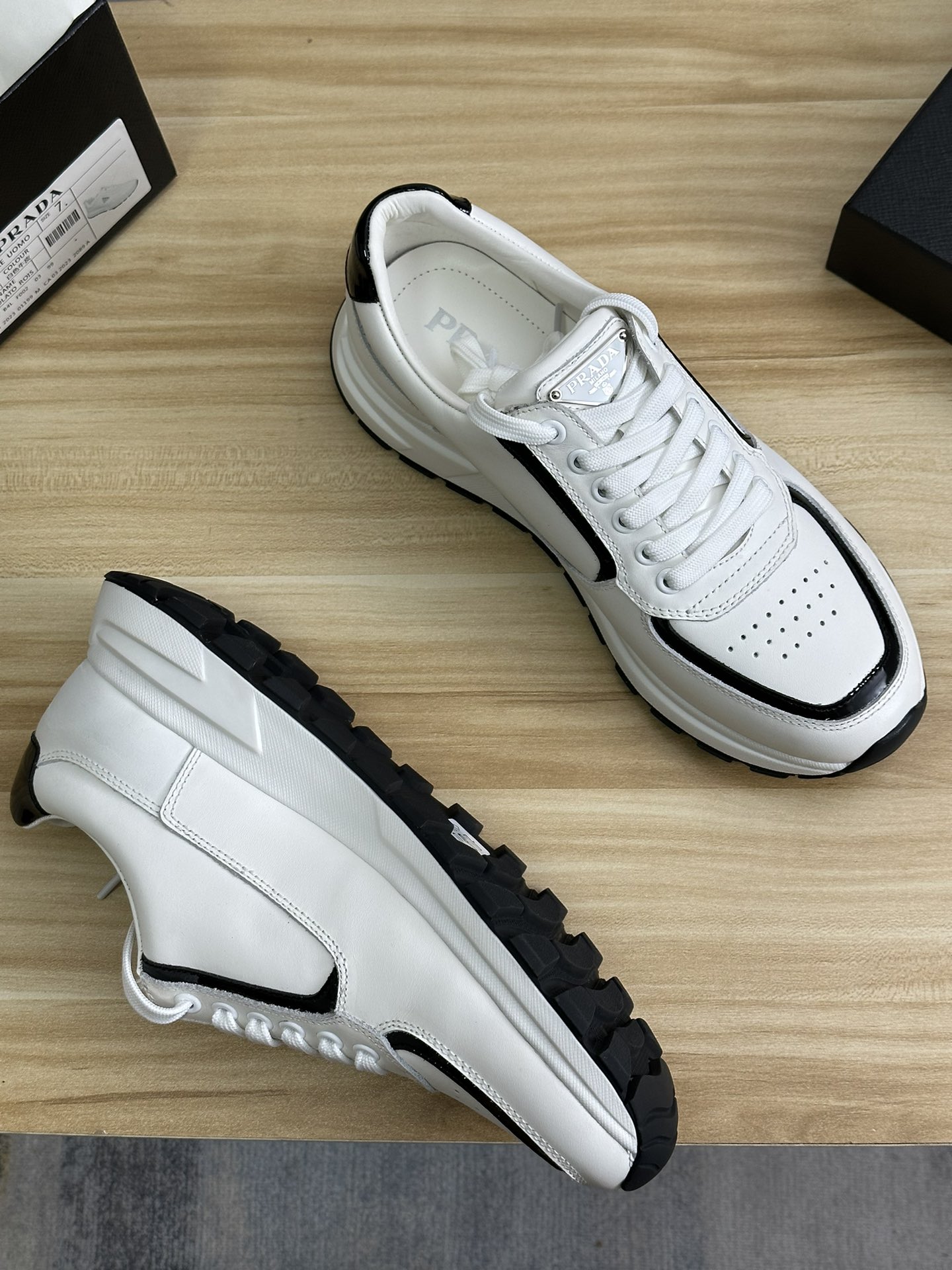 2024 últimos modelos de envío prada / Prada versión italiana buque insignia de la tienda, ltaly en e