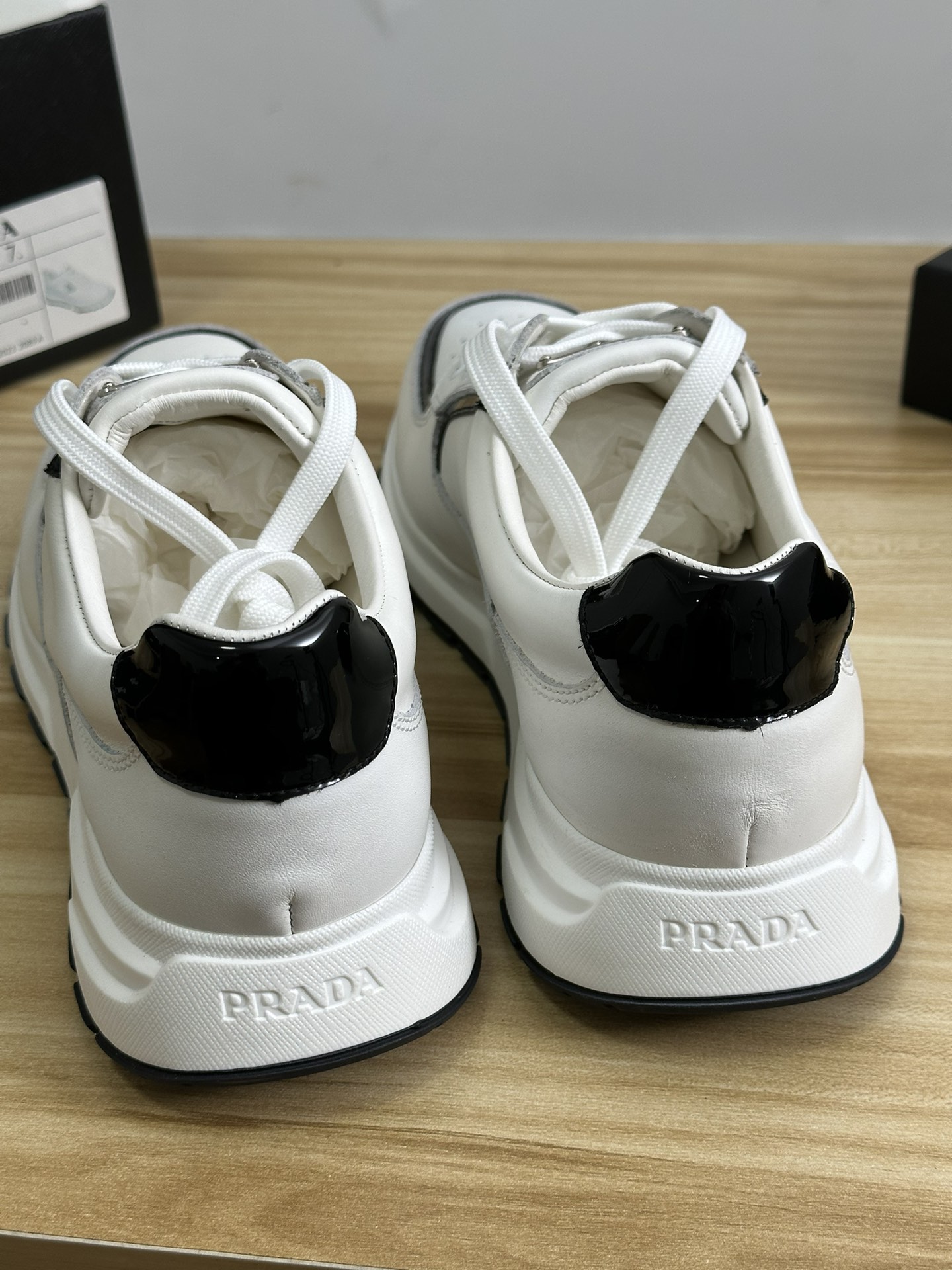 2024 últimos modelos de envío prada / Prada versión italiana buque insignia de la tienda, ltaly en e